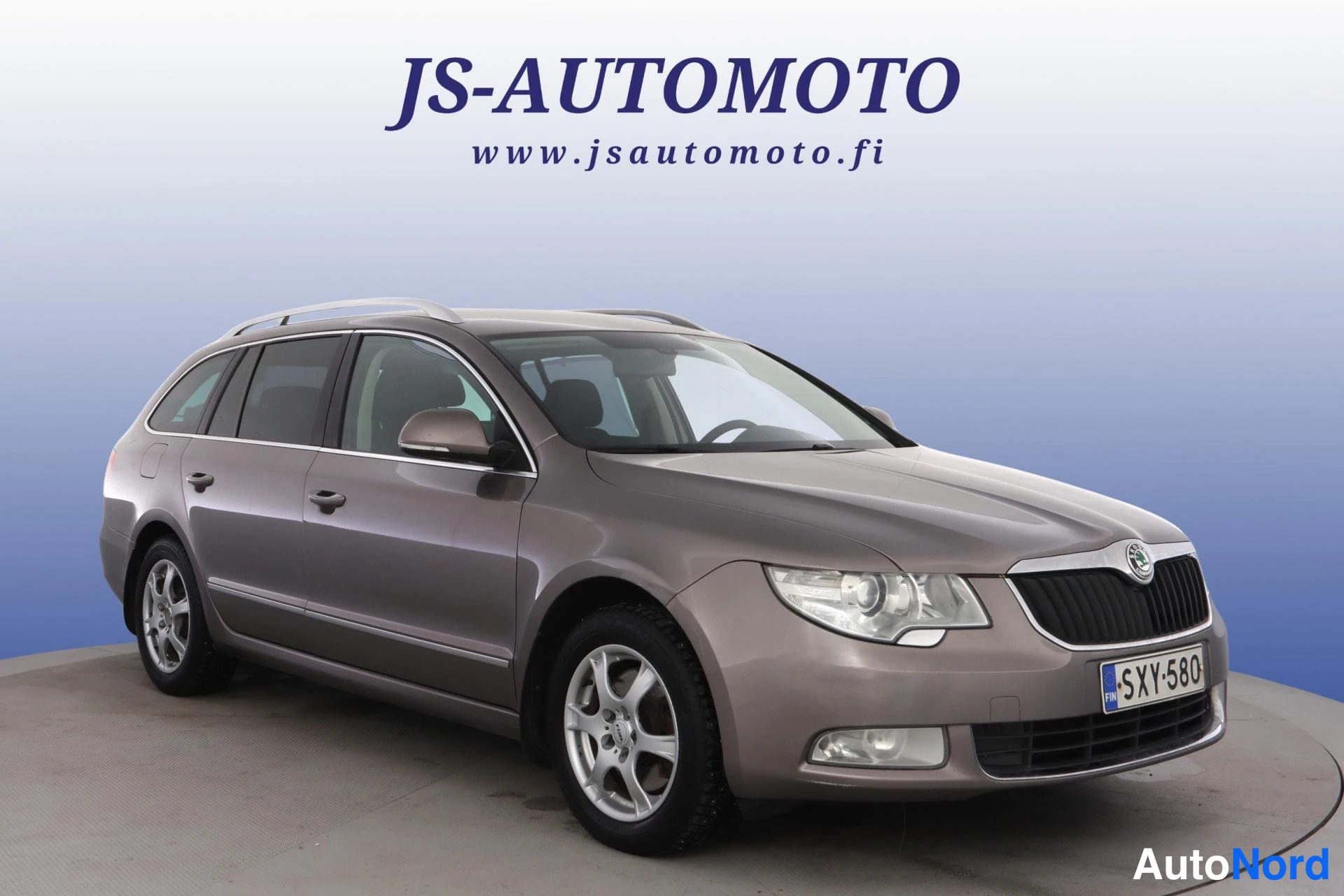 Harmaa Skoda Superb 2010, etuviisto, keula oikealle, kuva 2