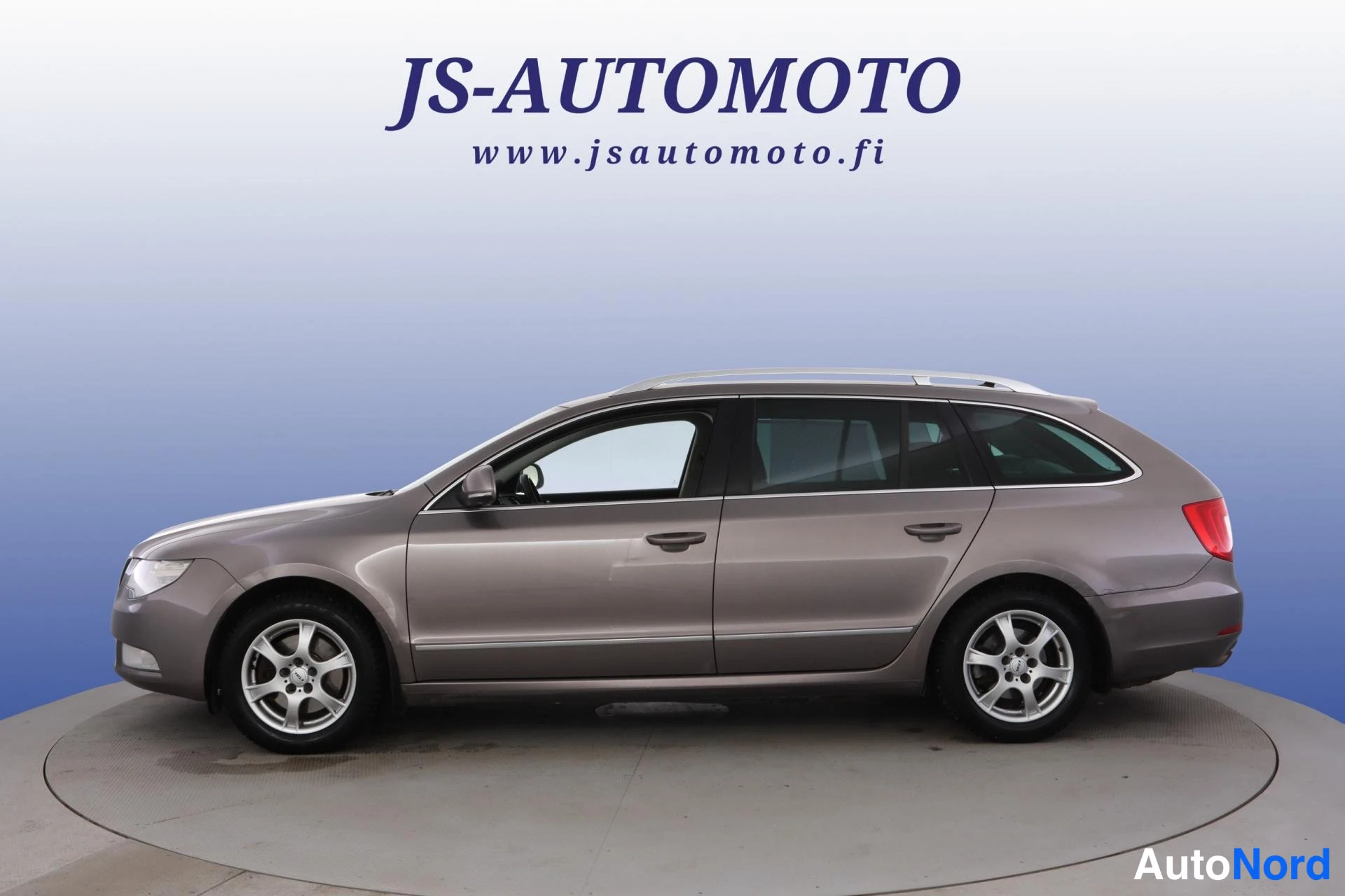 Harmaa Skoda Superb 2010, sivulta, kuva 4