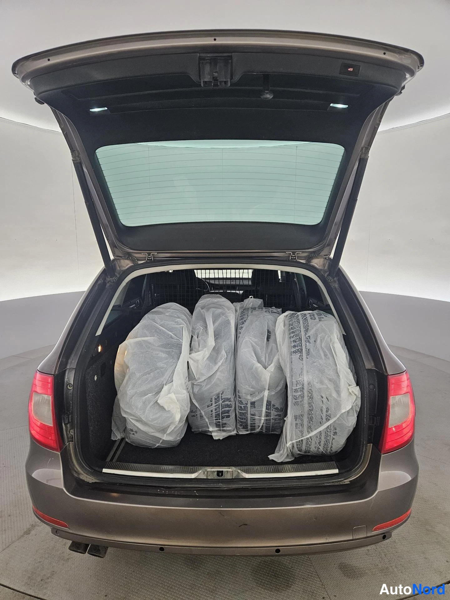 Harmaa Skoda Superb 2010, tavaratila, kuva 14