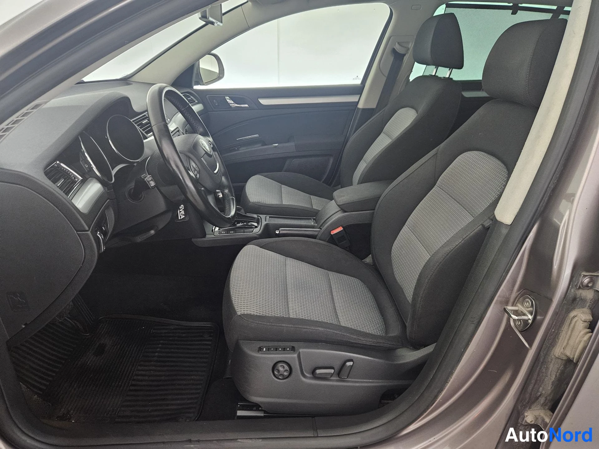 Harmaa Skoda Superb 2010, etuistuimet, kuva 11