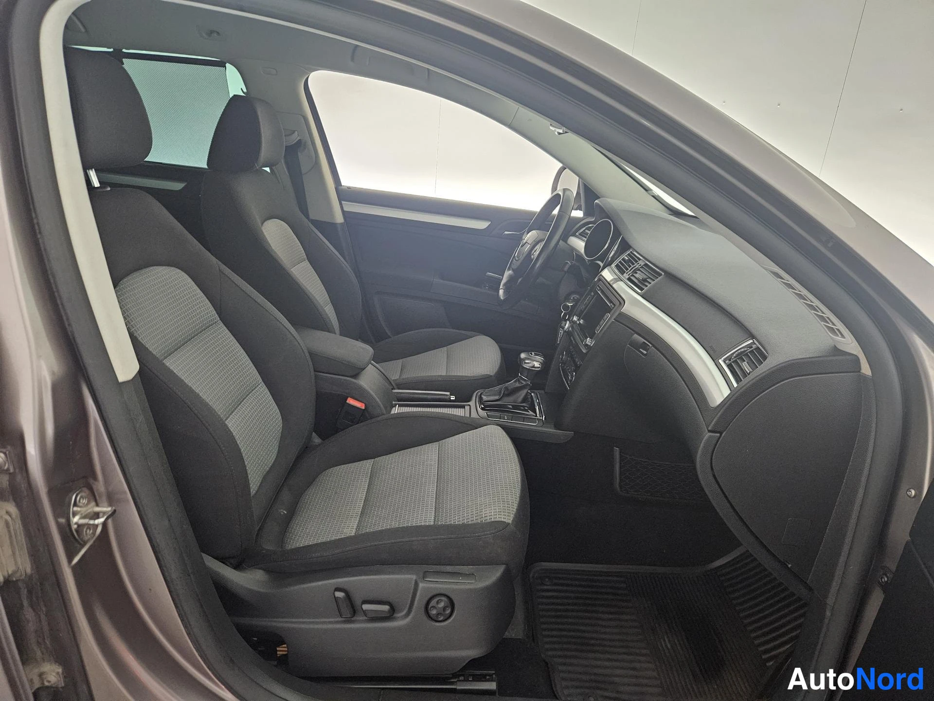 Harmaa Skoda Superb 2010, etuistuimet, kuva 10