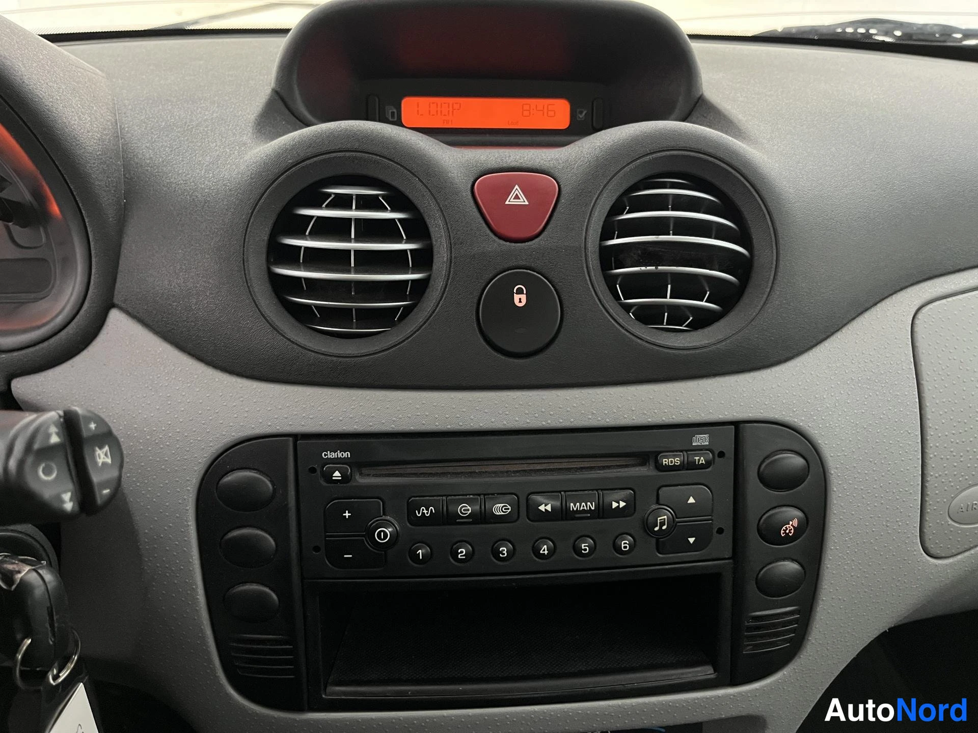 Sininen Citroen C3 2005, ohjaamo, kuva 10