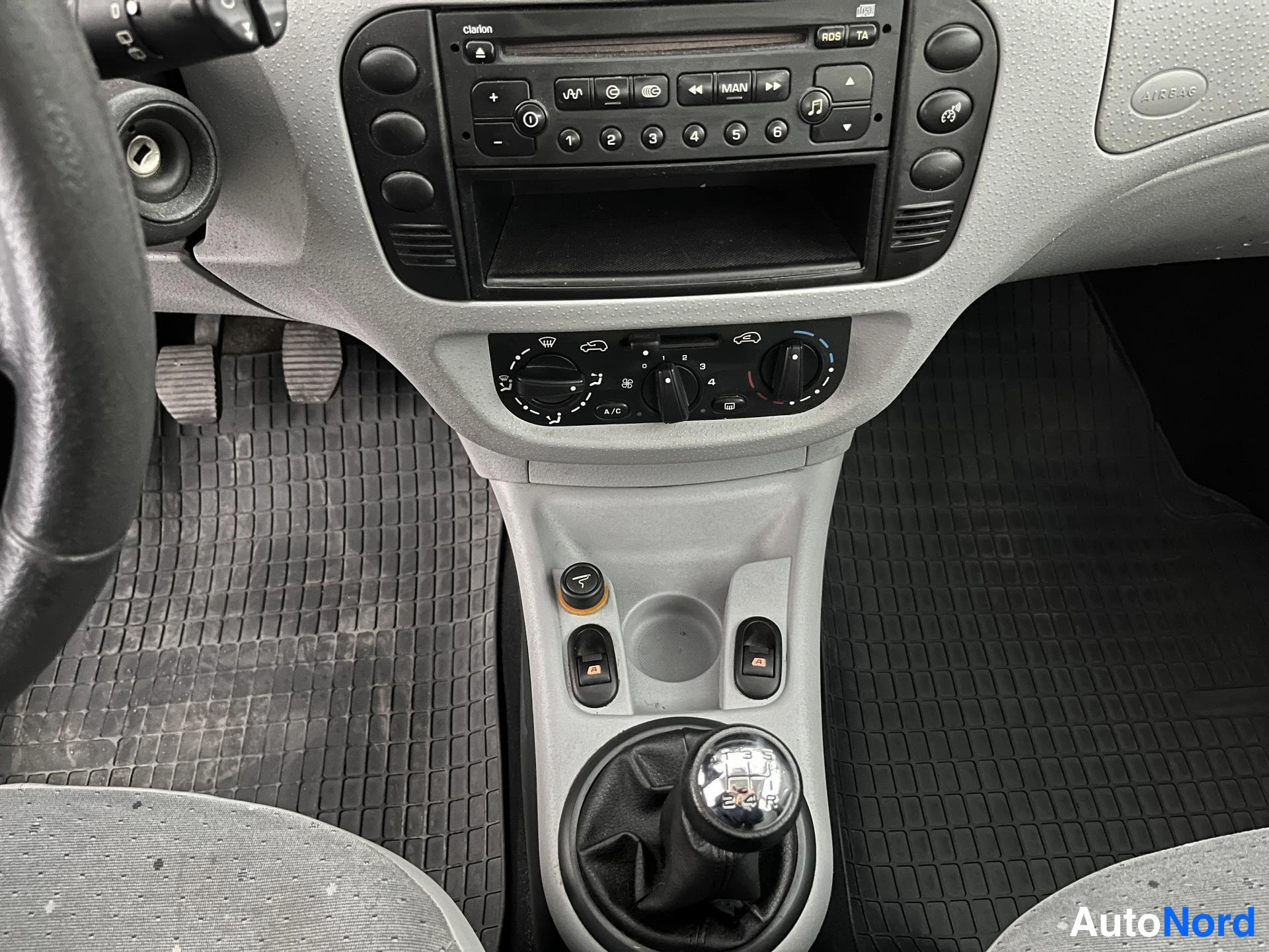 Sininen Citroen C3 2005, ohjaamo, kuva 11