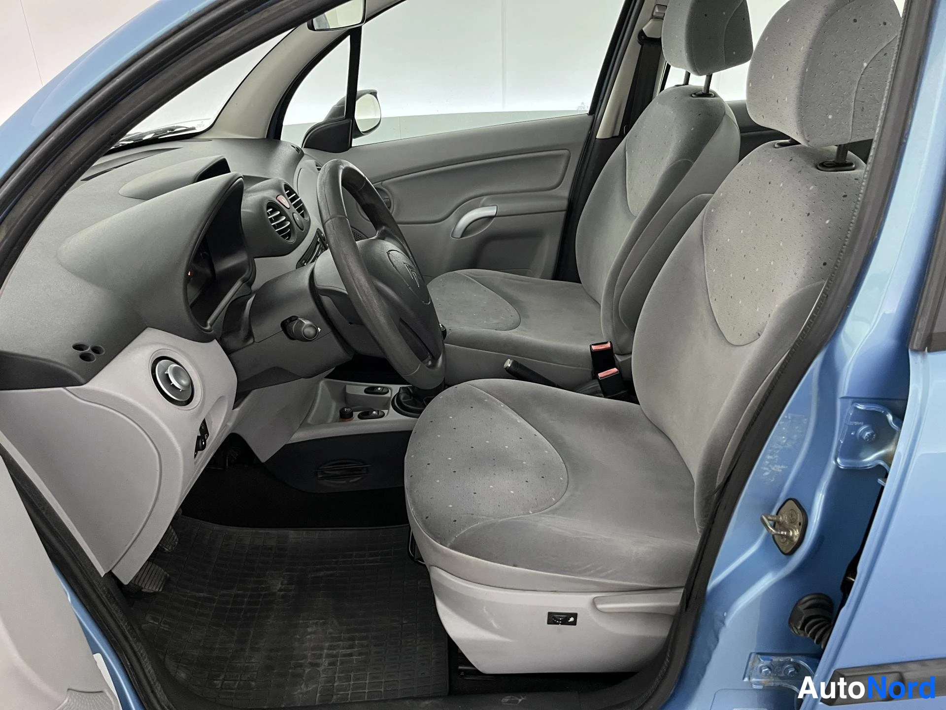 Sininen Citroen C3 2005, ohjaamo, kuva 7