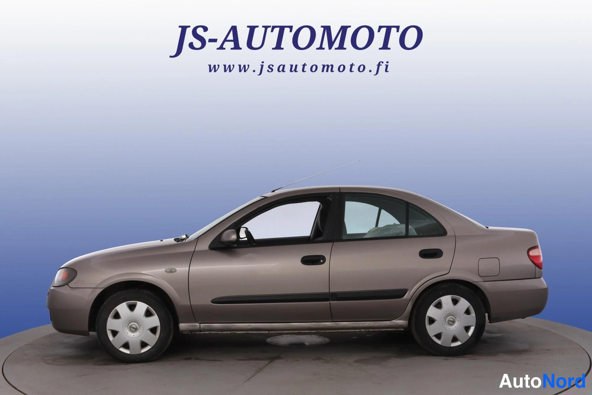 Beige Nissan Almera 2007, snett bakifrån, bild 4