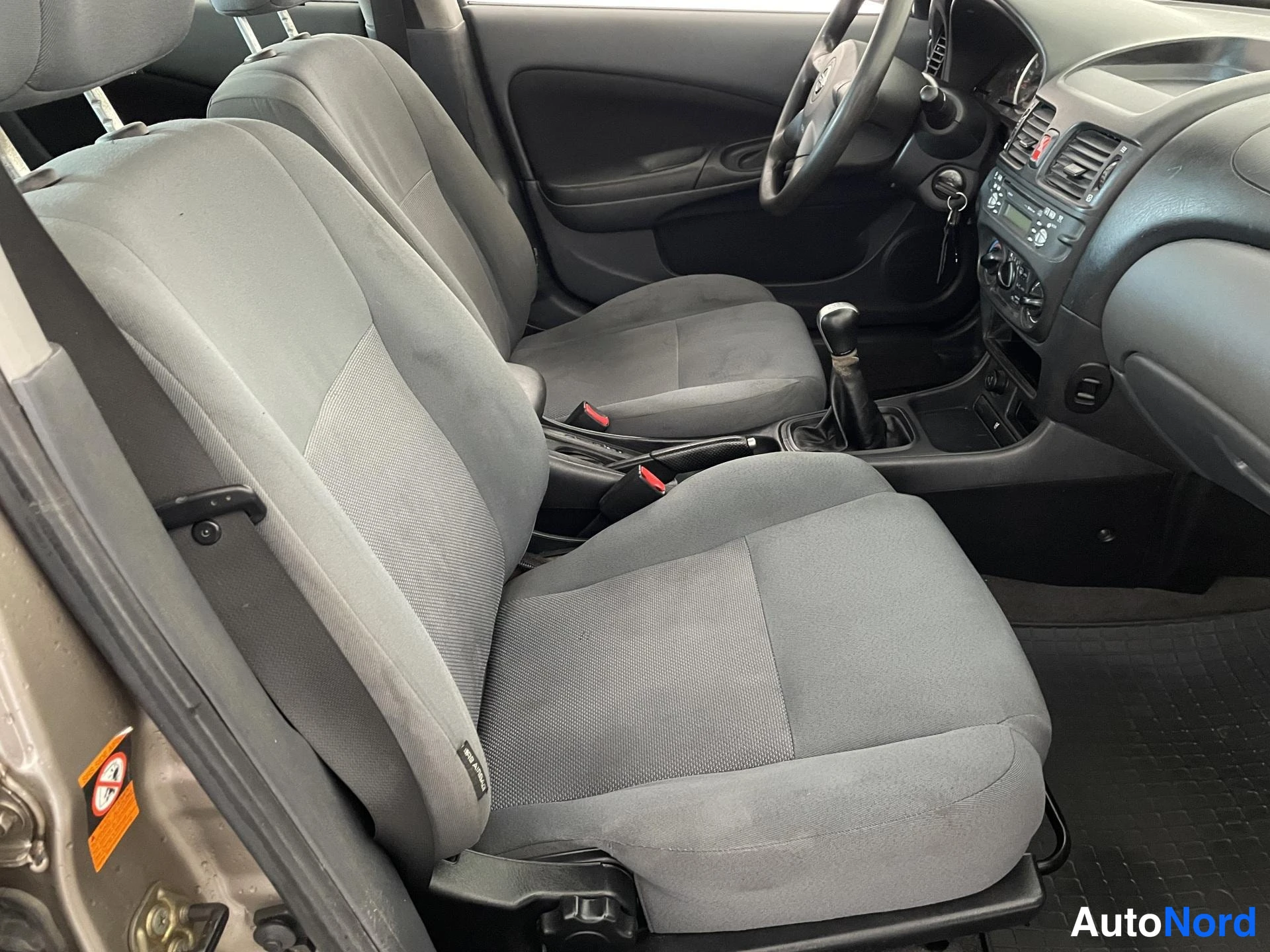 Beige Nissan Almera 2007, framsäten, bild 11