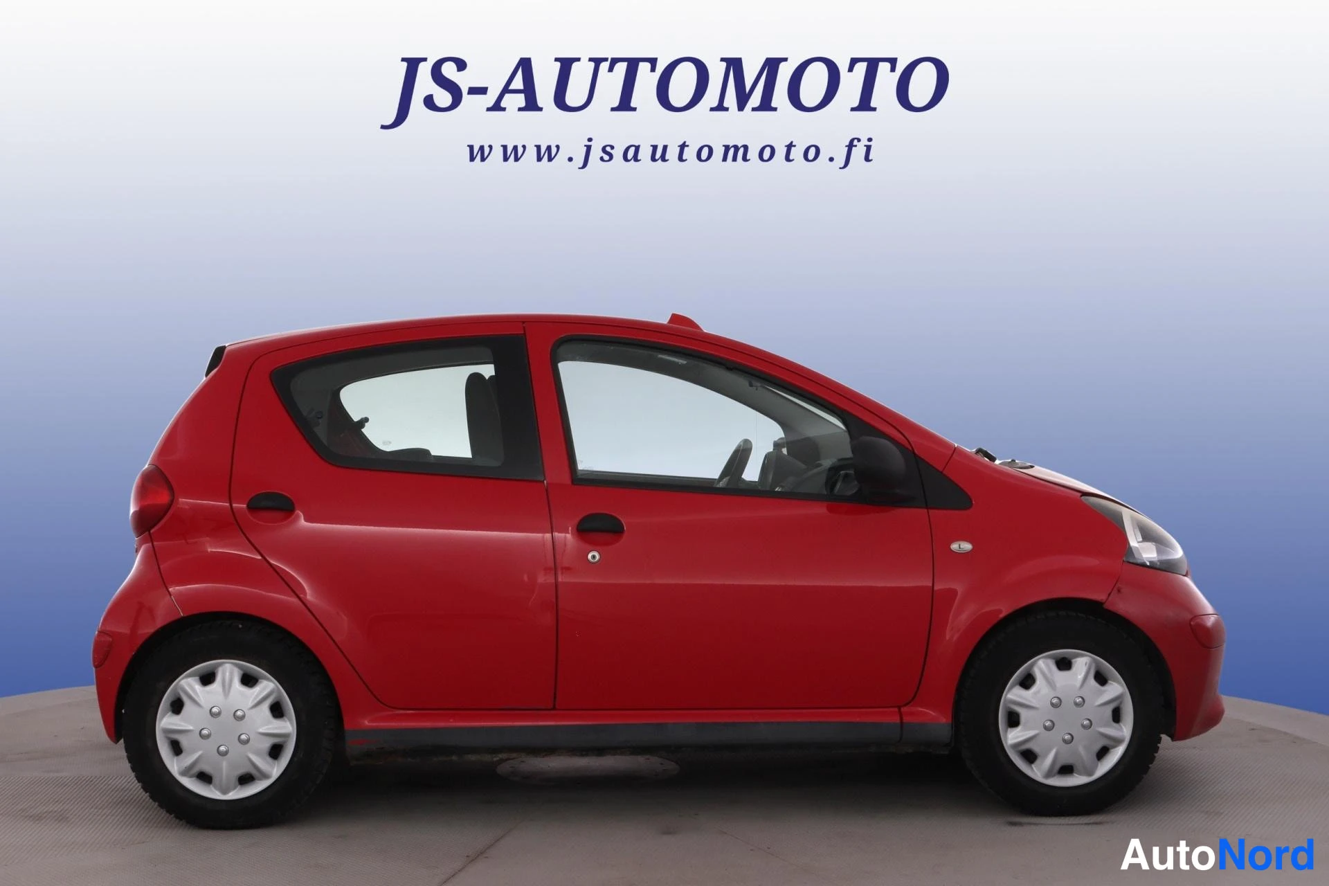 Punainen Toyota Aygo 2008, etuviisto, keula oikealle, kuva 3