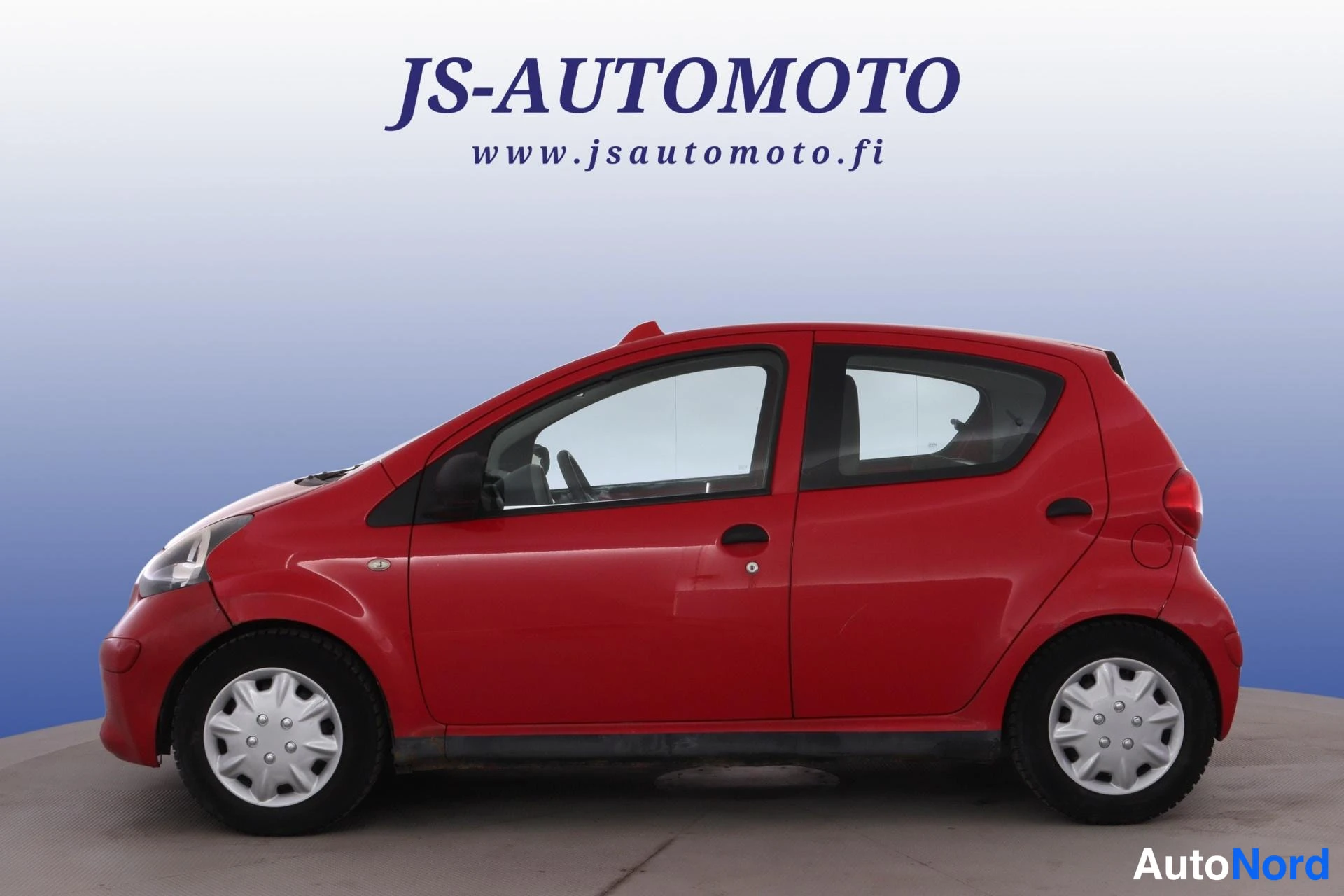 Punainen Toyota Aygo 2008, etuviisto, keula vasemmalle, kuva 2