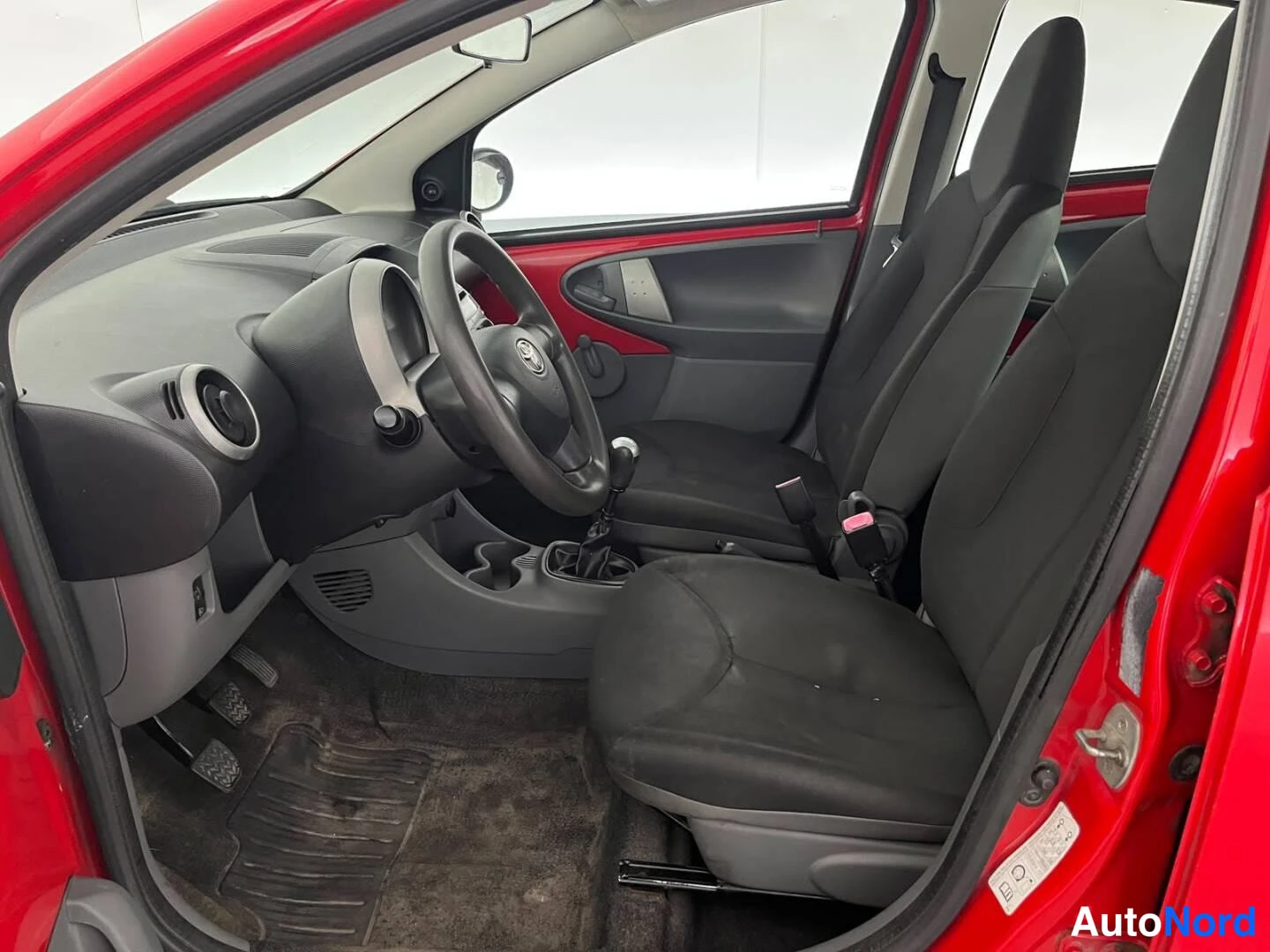 Punainen Toyota Aygo 2008, ohjaamo, kuva 7