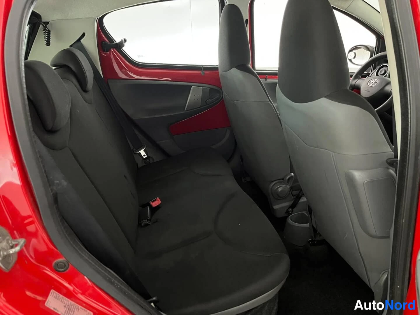 Punainen Toyota Aygo 2008, takaistuimet, kuva 12