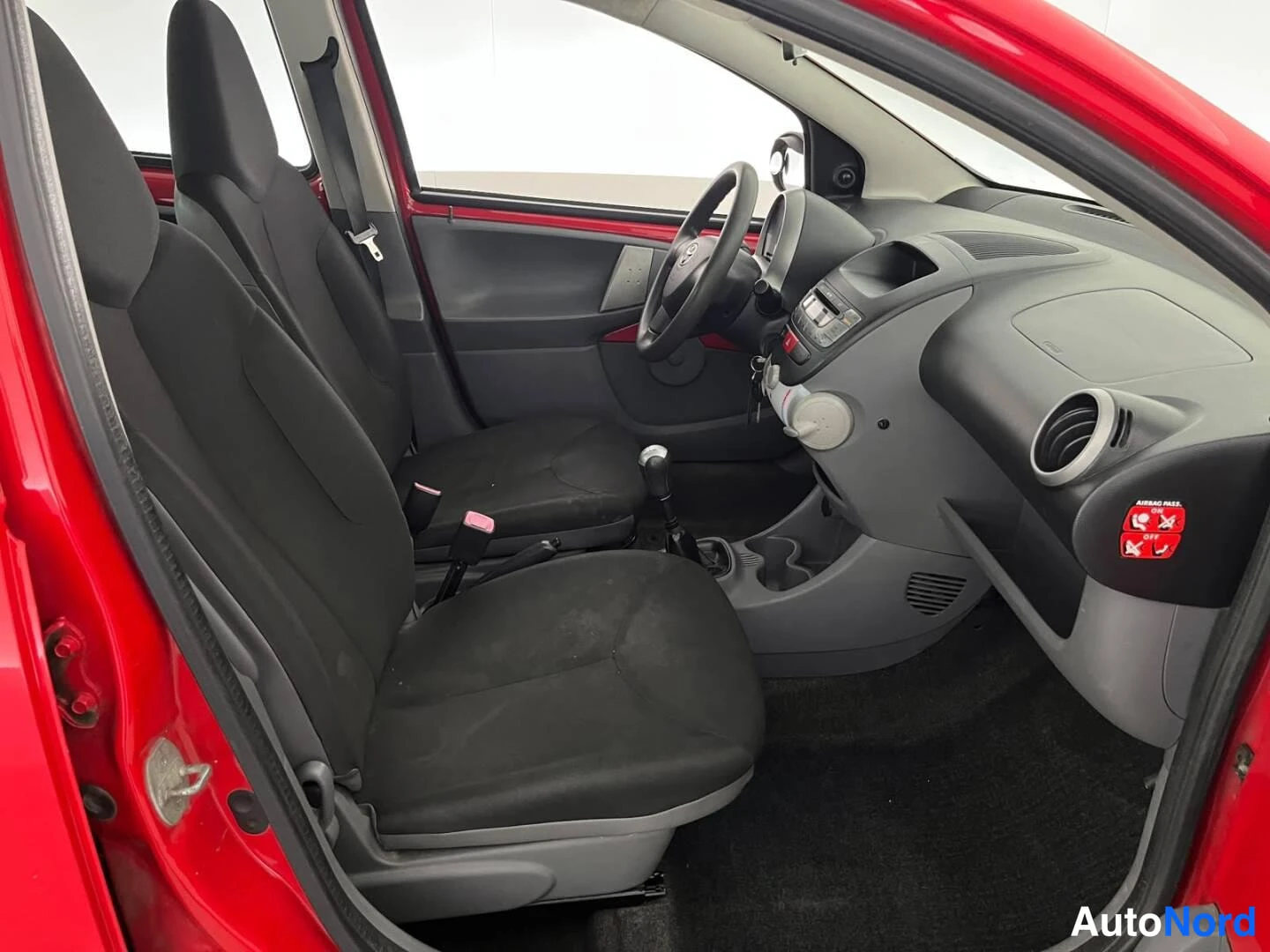 Punainen Toyota Aygo 2008, etuistuimet, kuva 10
