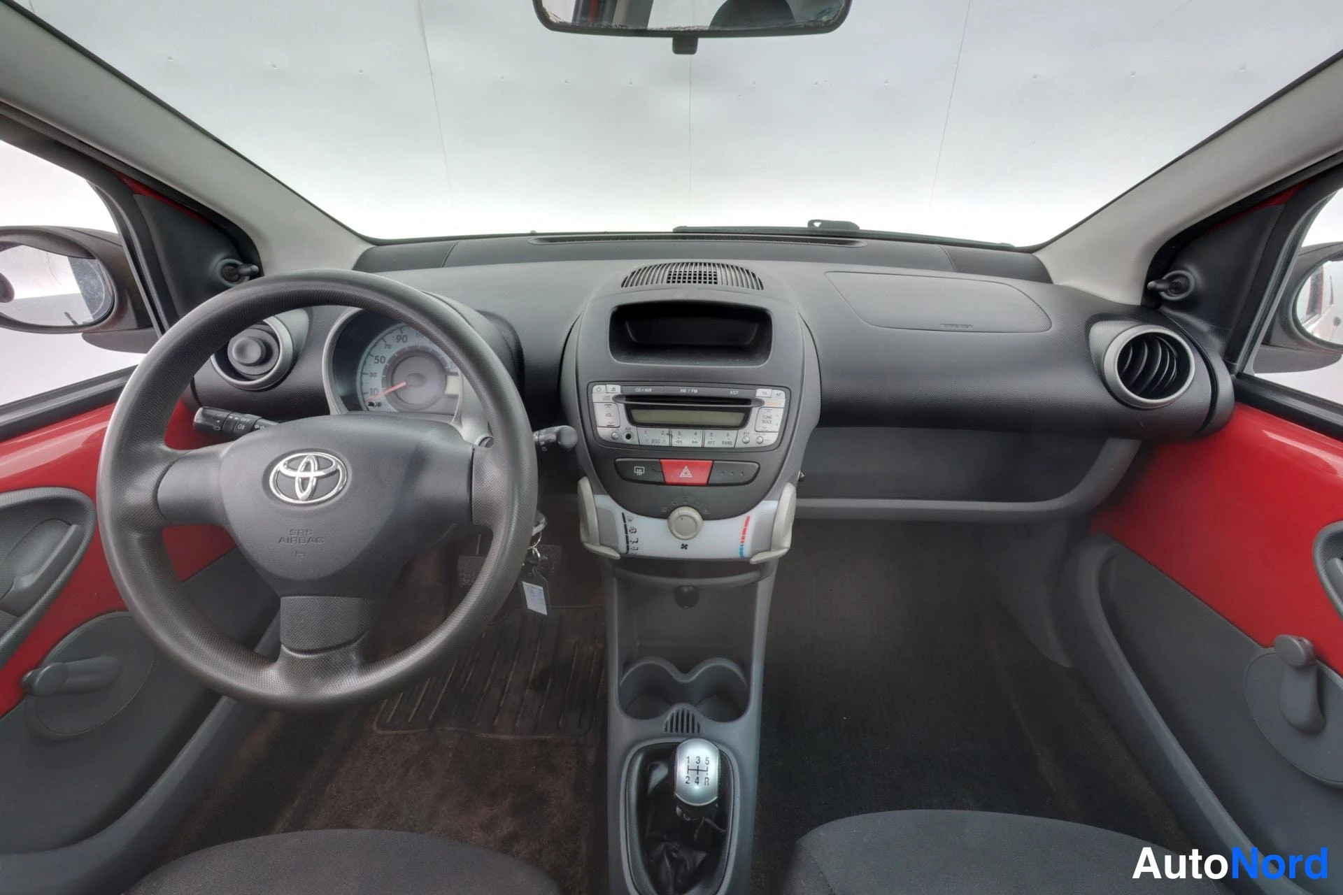 Punainen Toyota Aygo 2008, ohjaamo, kuva 8