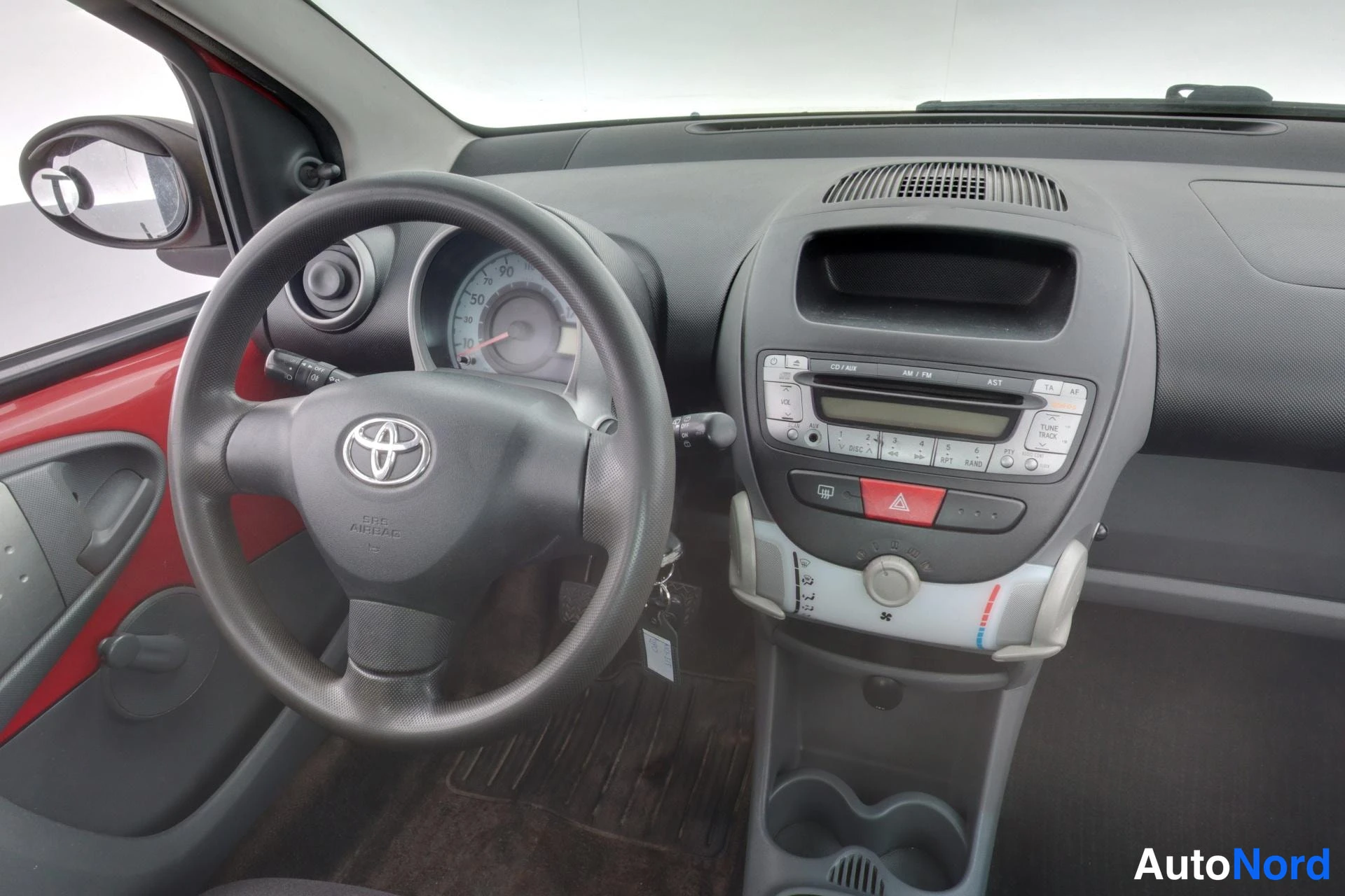 Punainen Toyota Aygo 2008, ohjaamo, kuva 9
