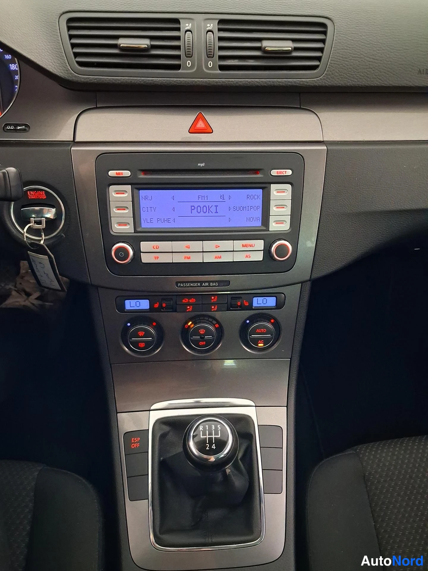 Musta Volkswagen Passat 2008, ohjaamo, kuva 11