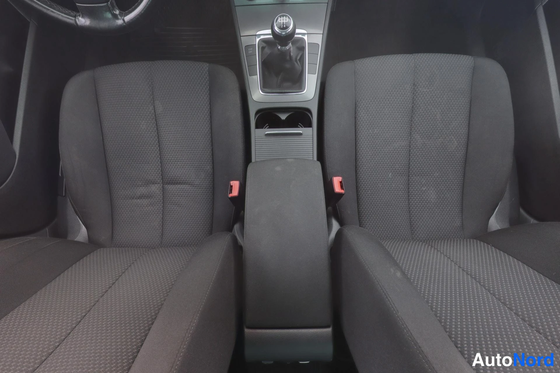 Musta Volkswagen Passat 2008, etuistuimet, kuva 12