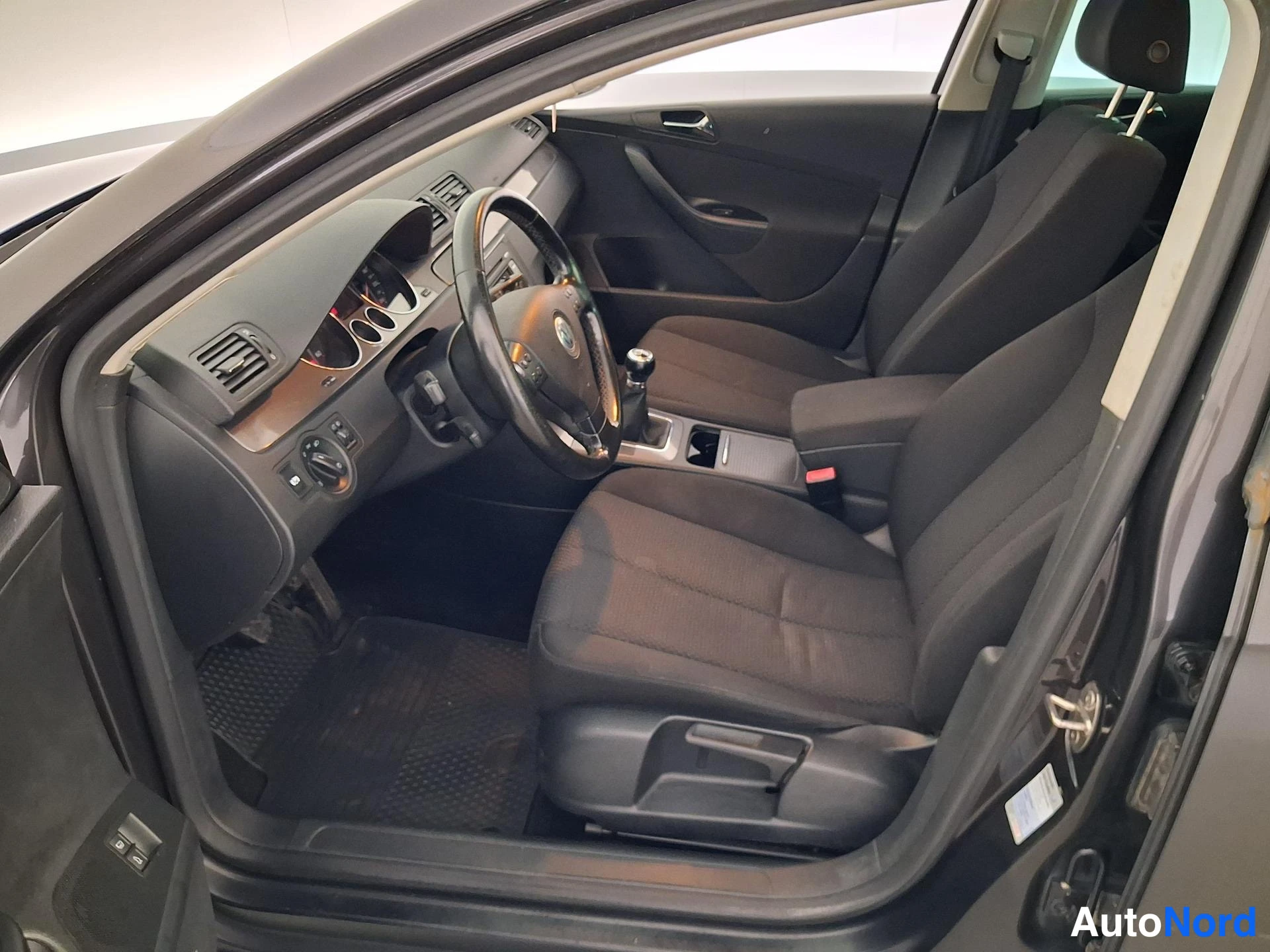 Musta Volkswagen Passat 2008, ohjaamo, kuva 7
