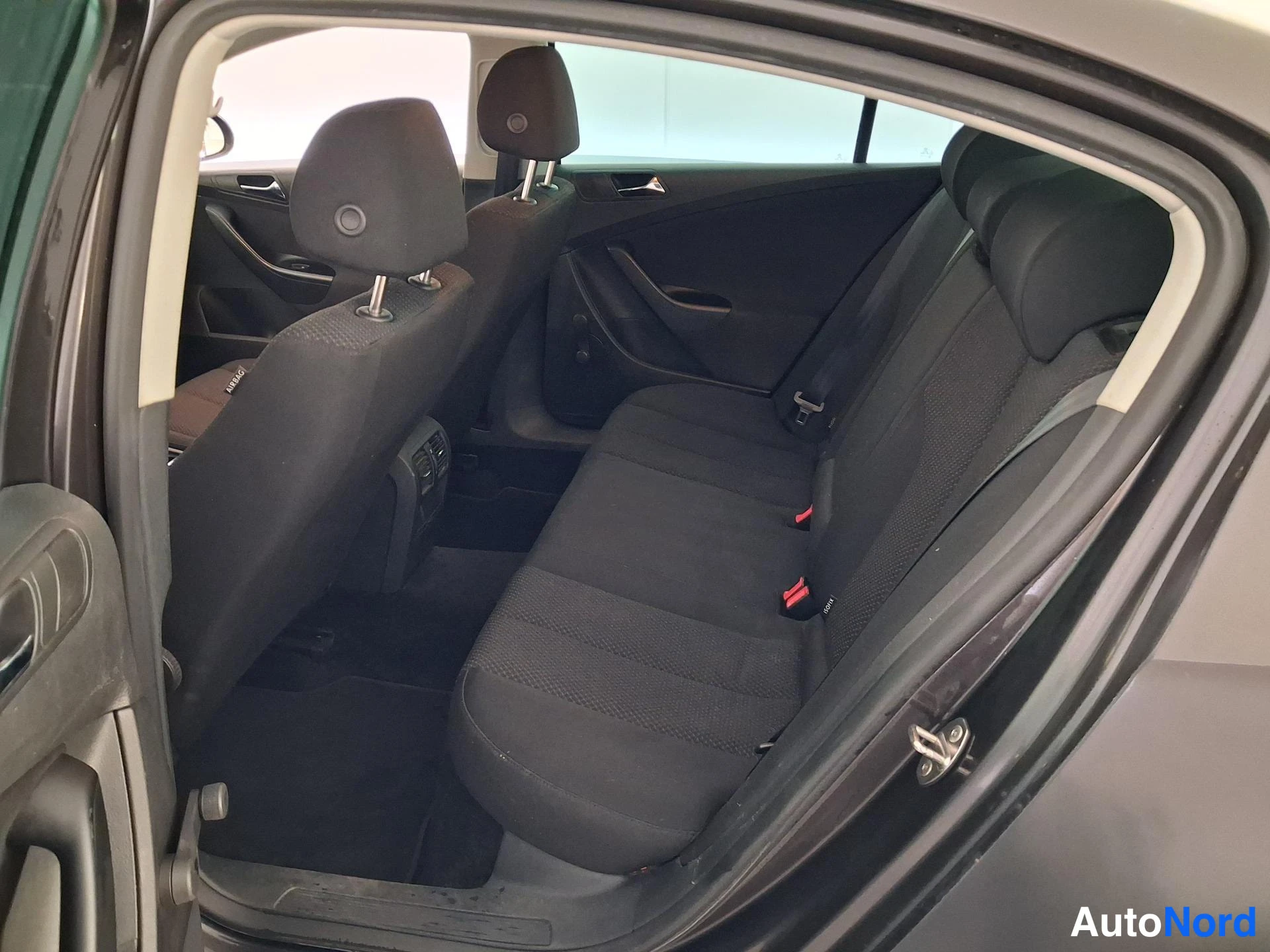 Musta Volkswagen Passat 2008, takaistuimet, kuva 13