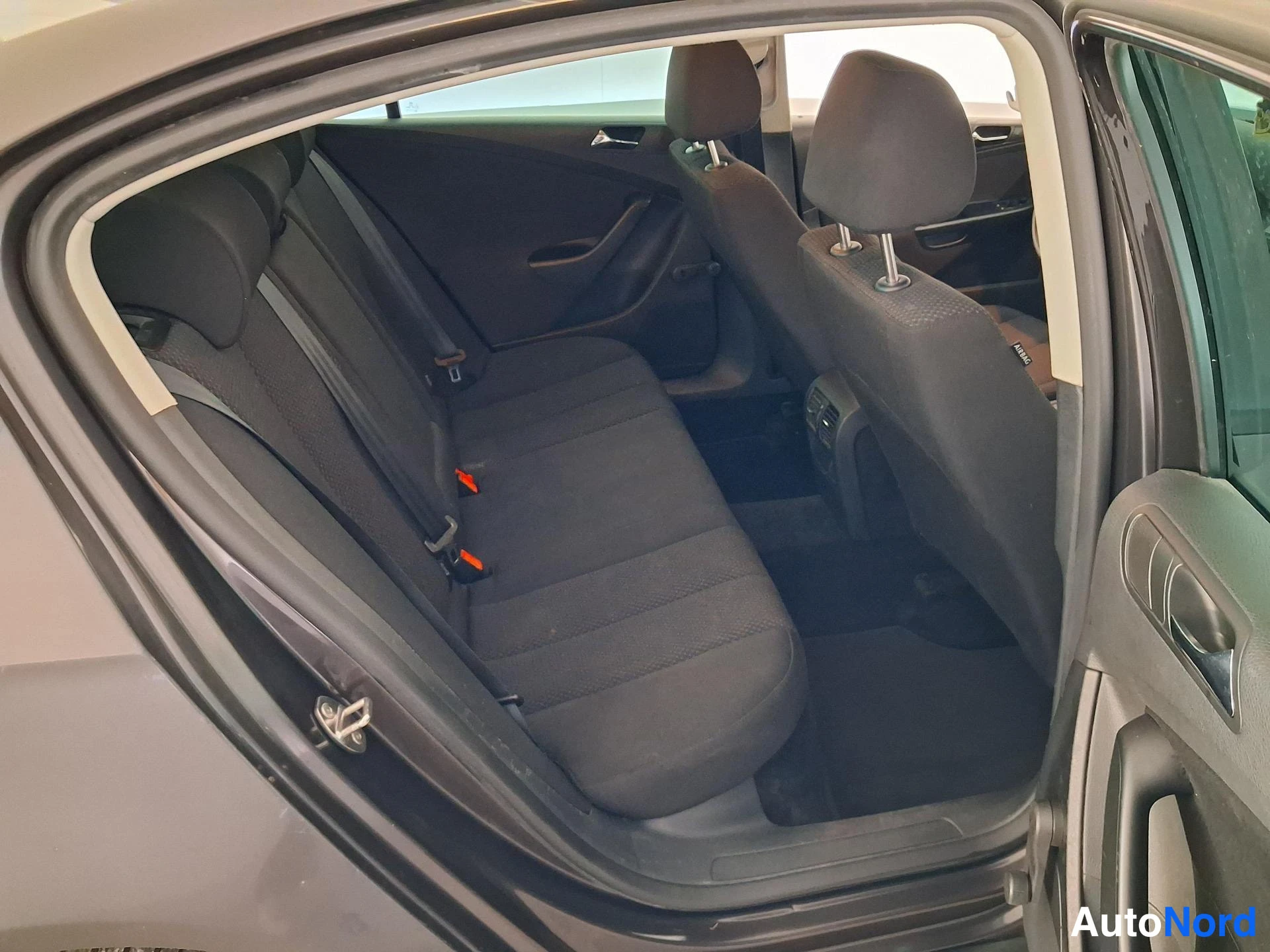 Musta Volkswagen Passat 2008, takaistuimet, kuva 14