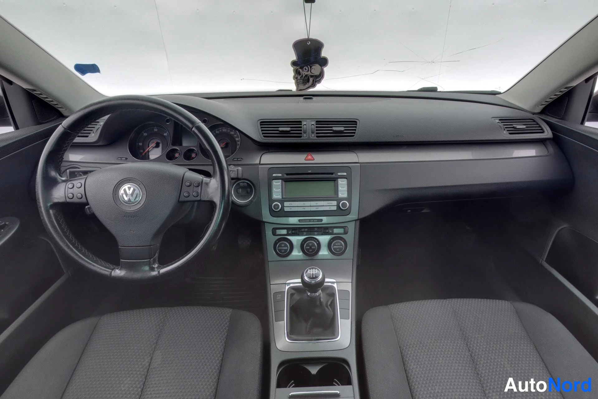 Musta Volkswagen Passat 2008, ohjaamo, kuva 9