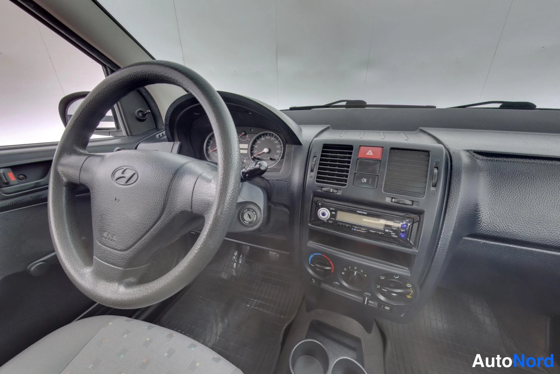 Valkoinen Hyundai Getz 2005, ohjaamo, kuva 8