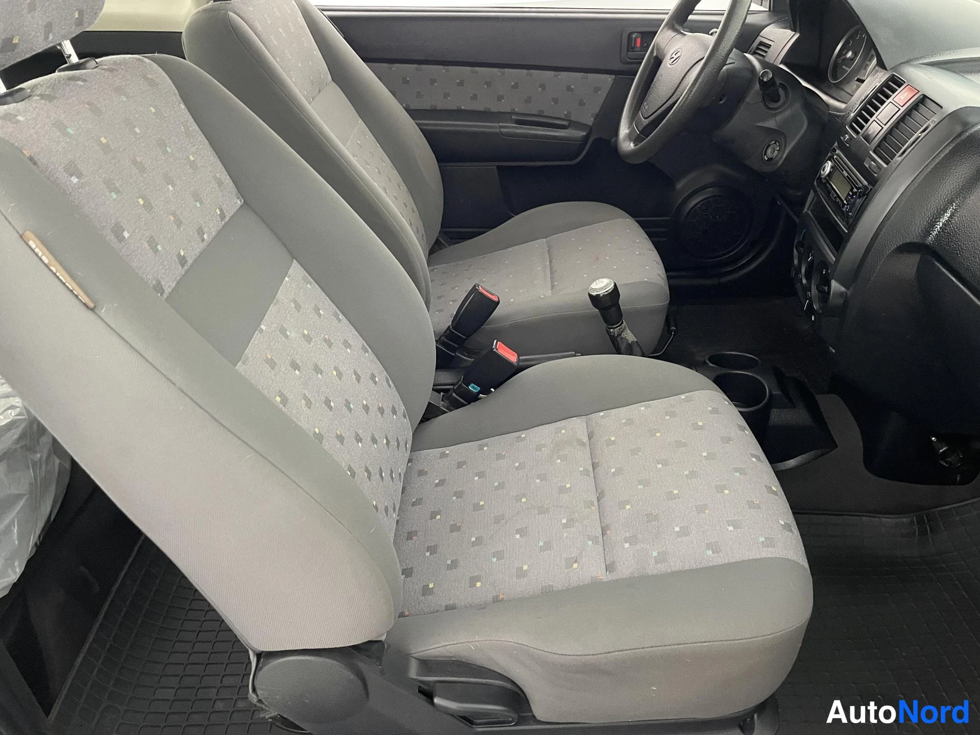 Valkoinen Hyundai Getz 2005, etuistuimet, kuva 10