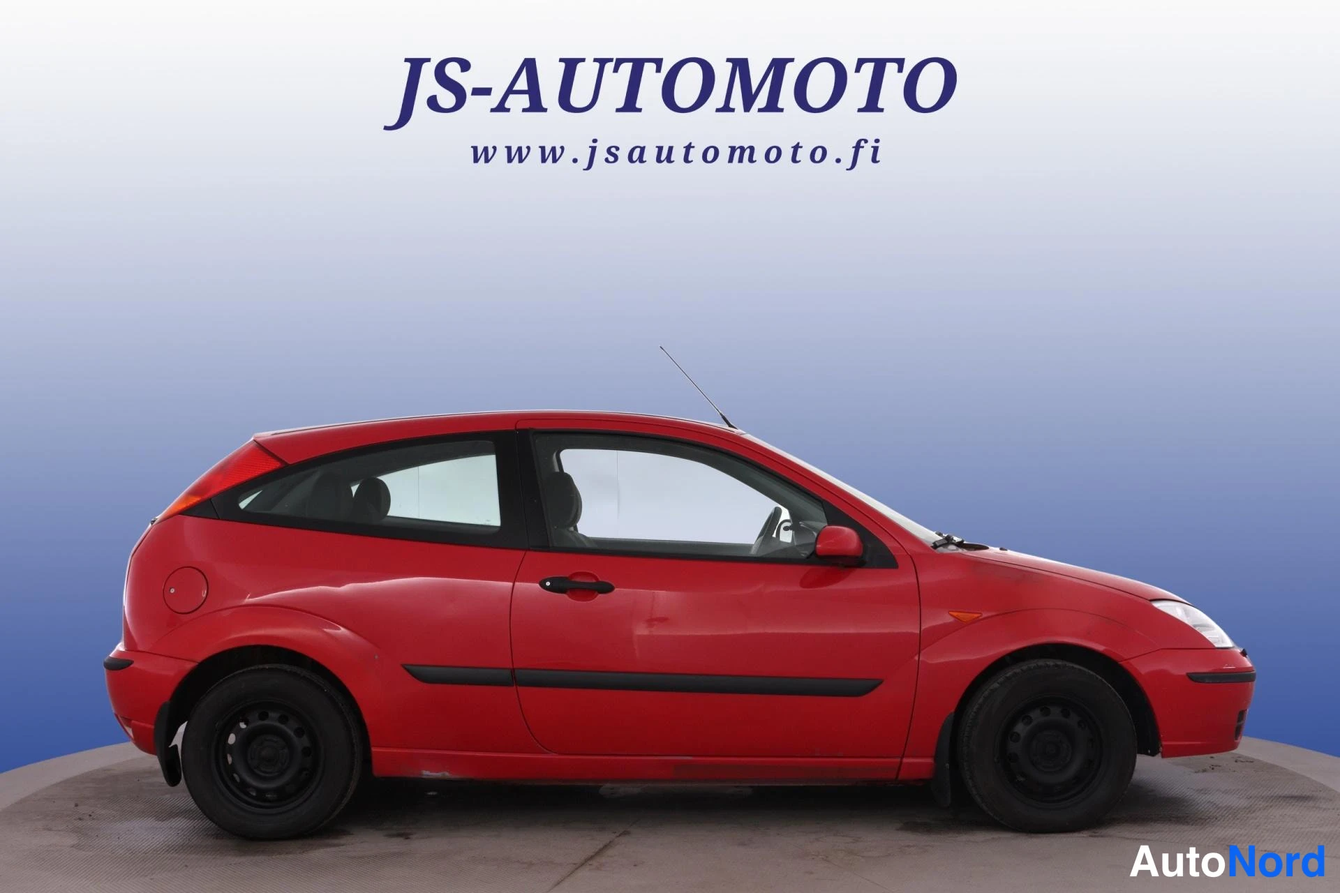 Röd Ford Focus 2002, snett framifrån, fronten åt höger, bild 3