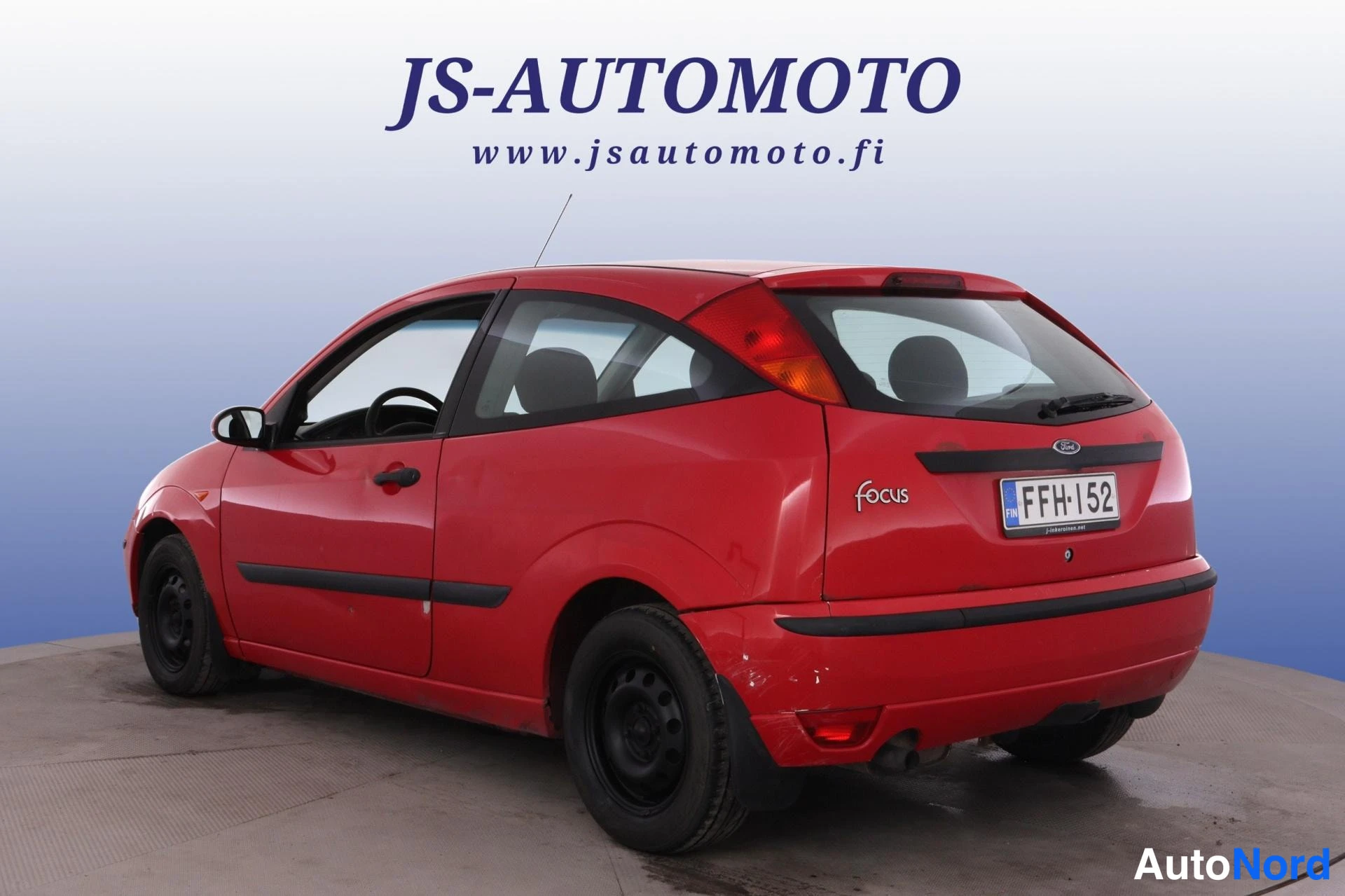 Röd Ford Focus 2002, snett bakifrån, bild 6