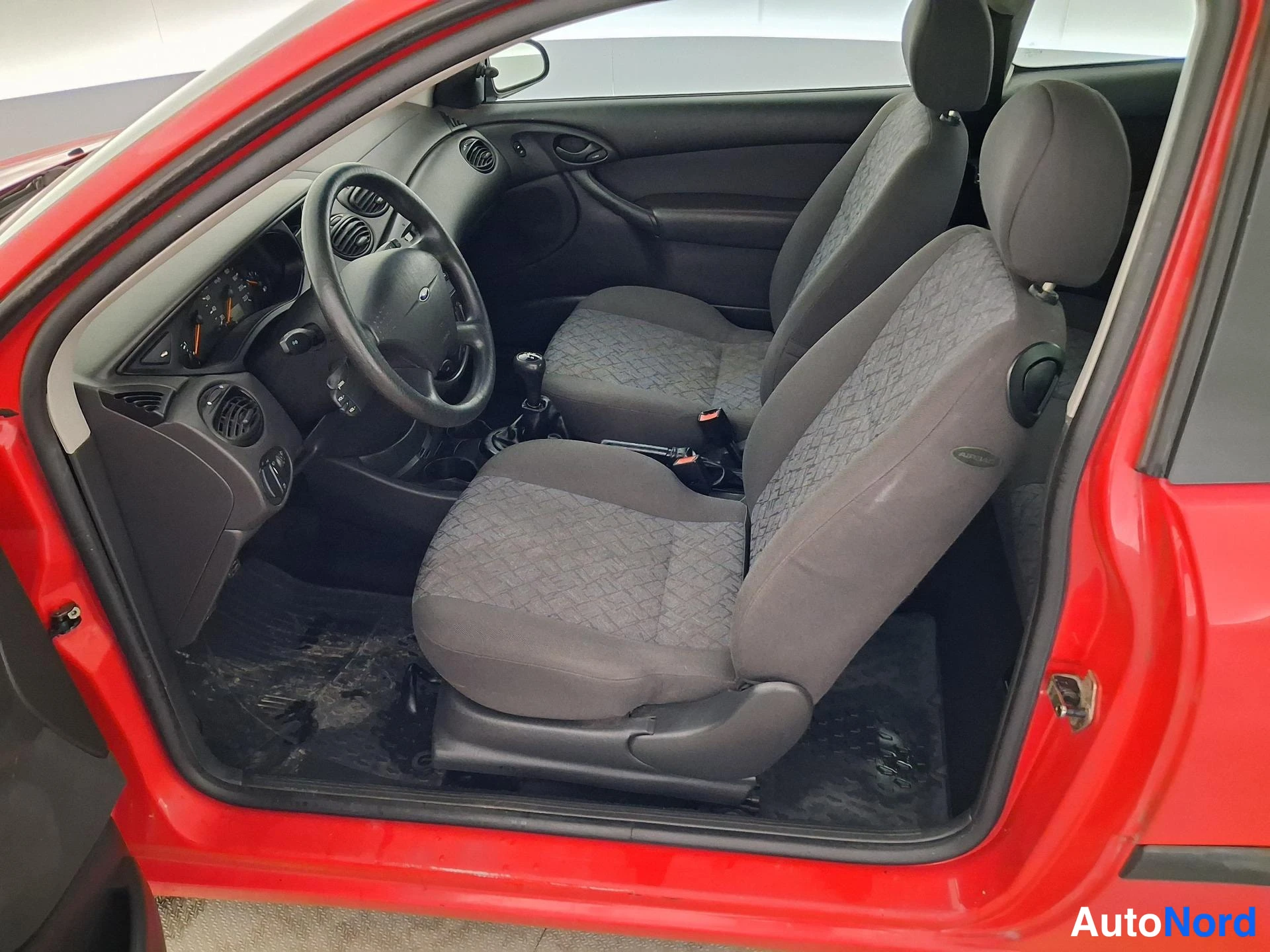 Röd Ford Focus 2002, förarplats, bild 7