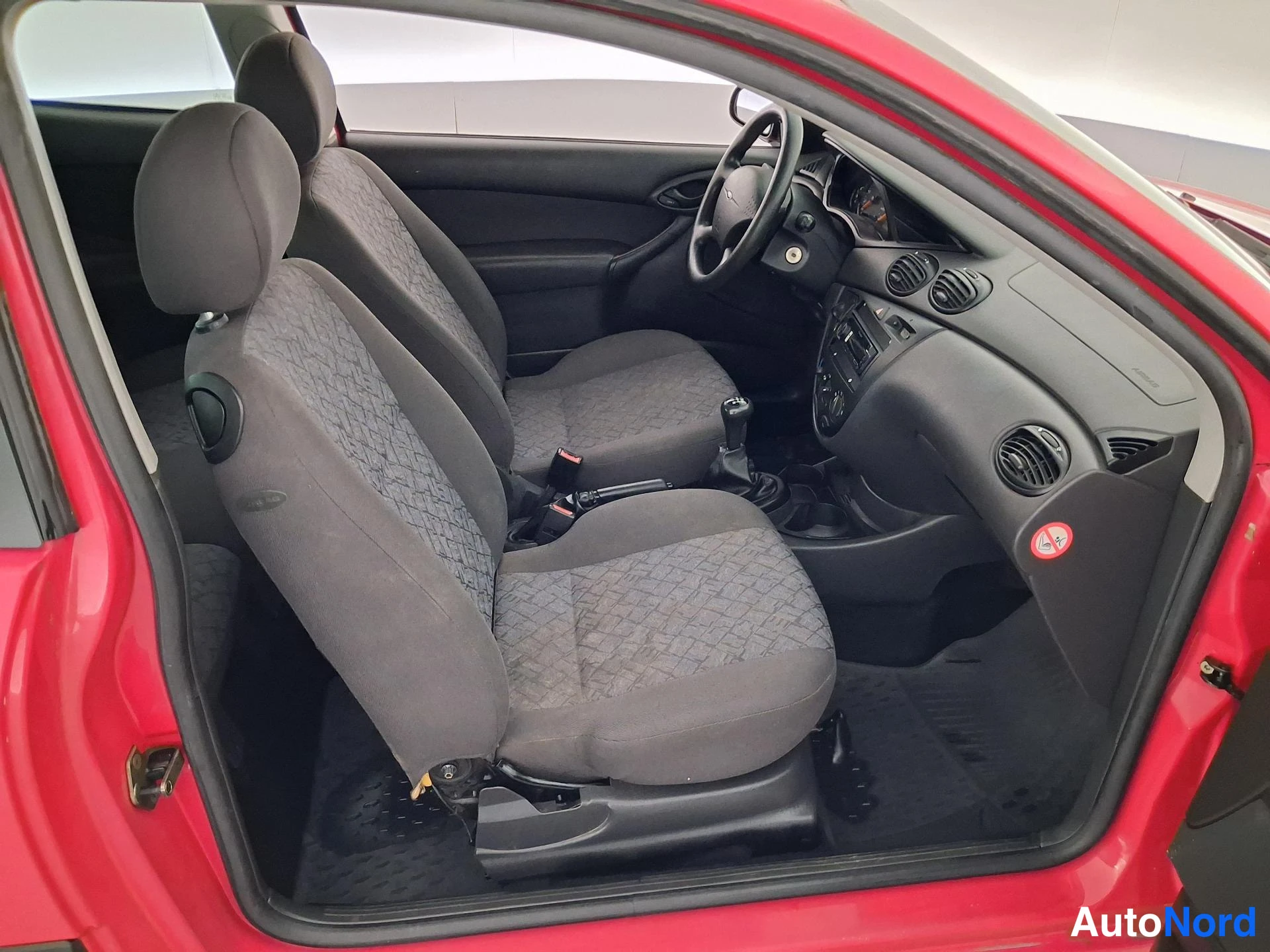 Röd Ford Focus 2002, framsäten, bild 12