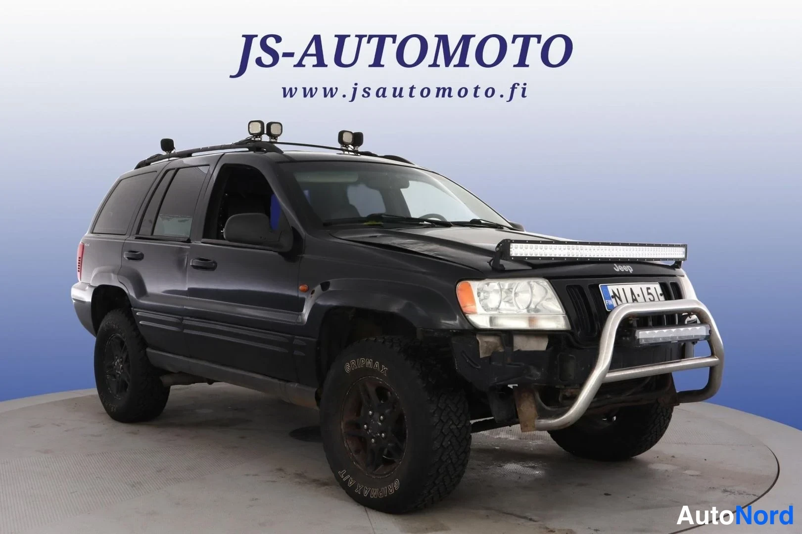 Svart Jeep Grand Cherokee 2000, snett framifrån, fronten åt höger, bild 3