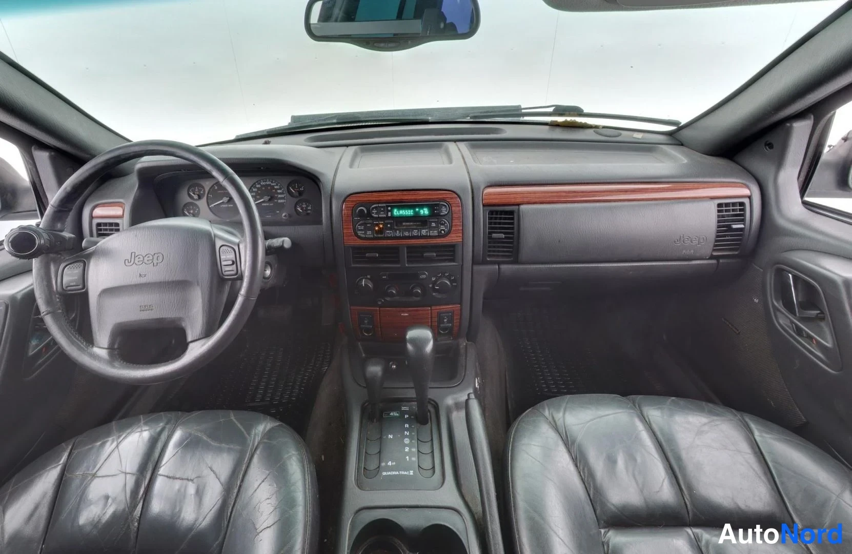 Svart Jeep Grand Cherokee 2000, förarplats, bild 9