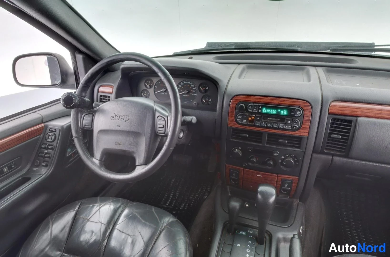 Svart Jeep Grand Cherokee 2000, förarplats, bild 10