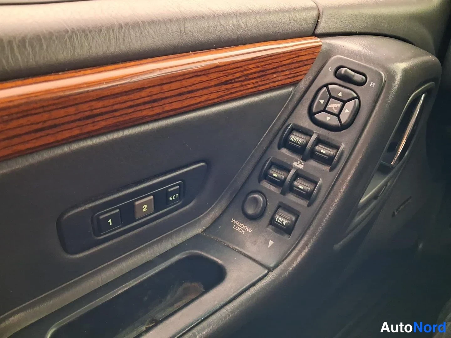 Svart Jeep Grand Cherokee 2000, detalj, bild 21