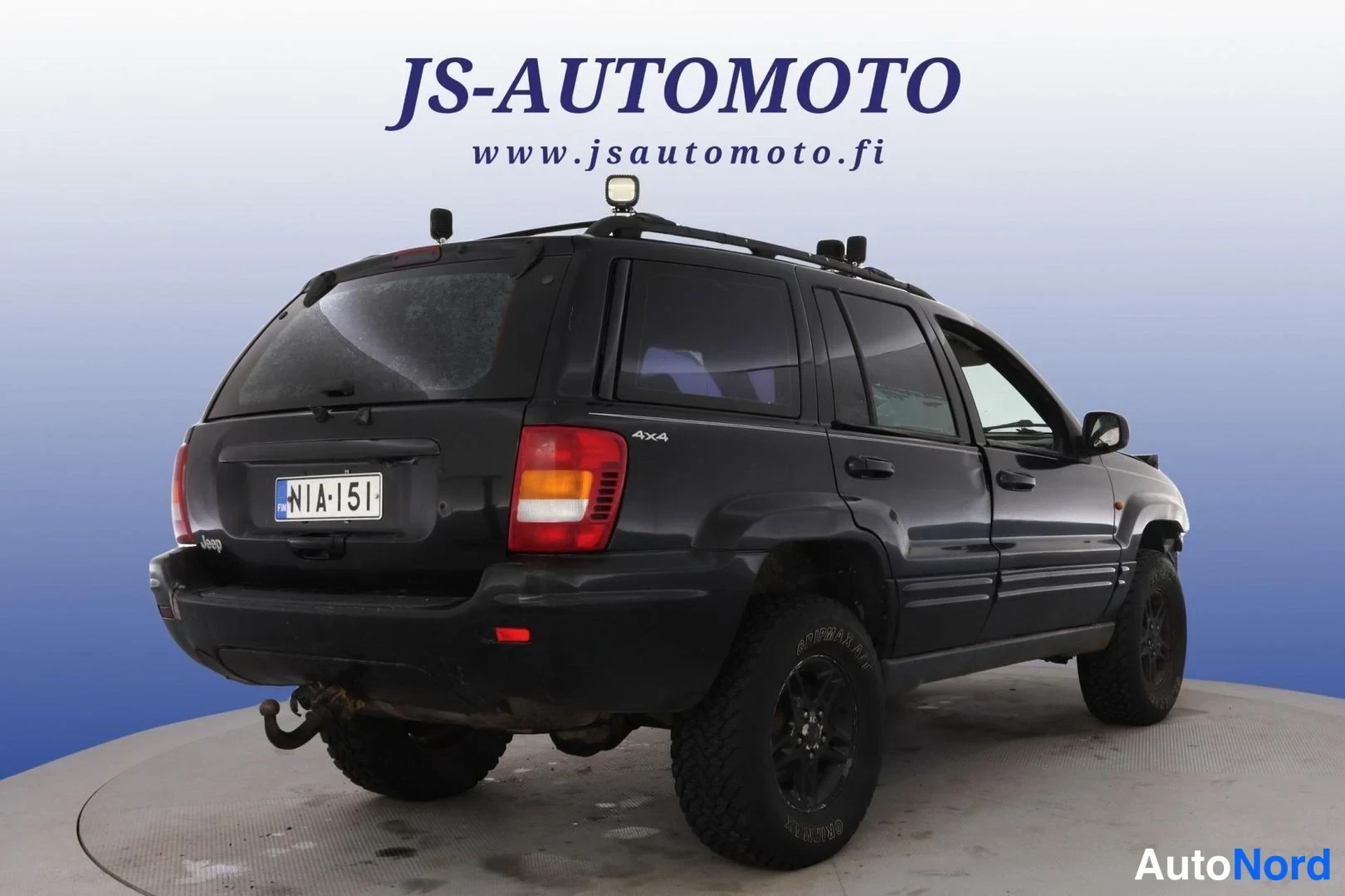 Svart Jeep Grand Cherokee 2000, snett bakifrån, bild 5