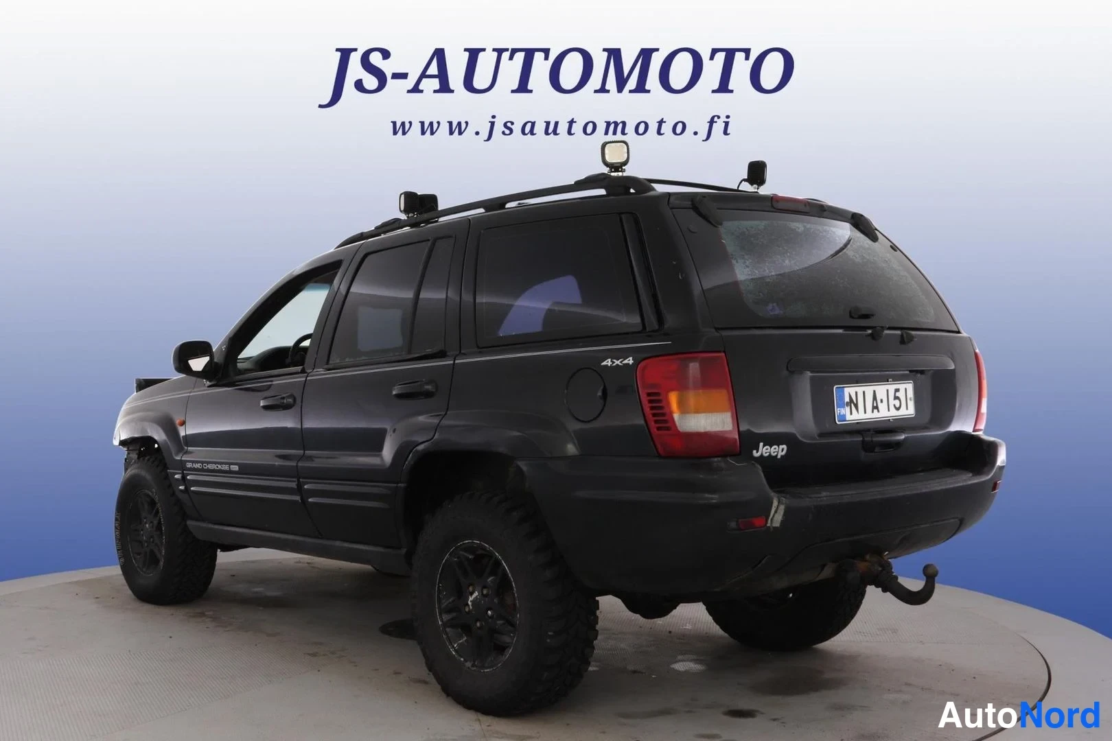 Svart Jeep Grand Cherokee 2000, snett bakifrån, bild 6