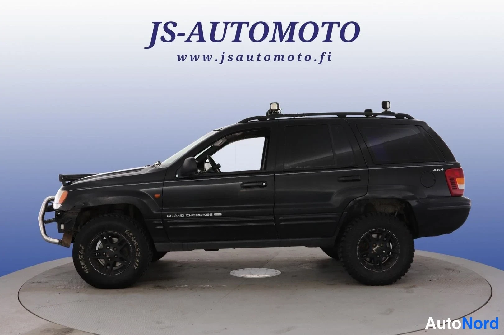 Svart Jeep Grand Cherokee 2000, snett framifrån, fronten åt vänster, bild 2