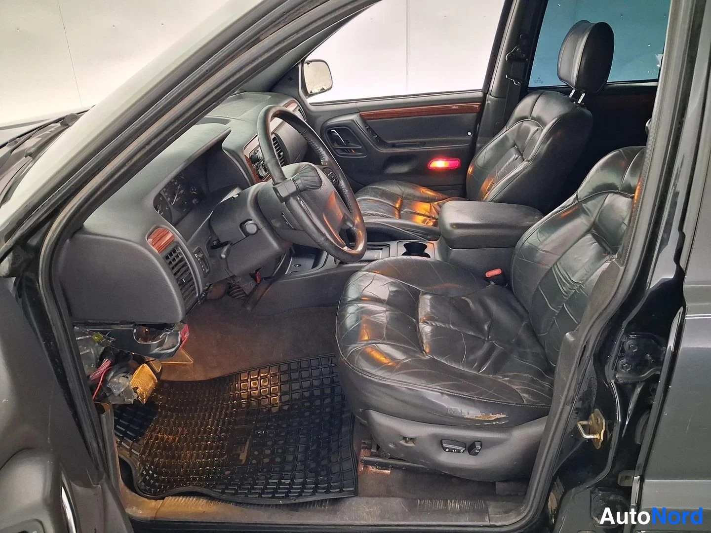 Svart Jeep Grand Cherokee 2000, förarplats, bild 7