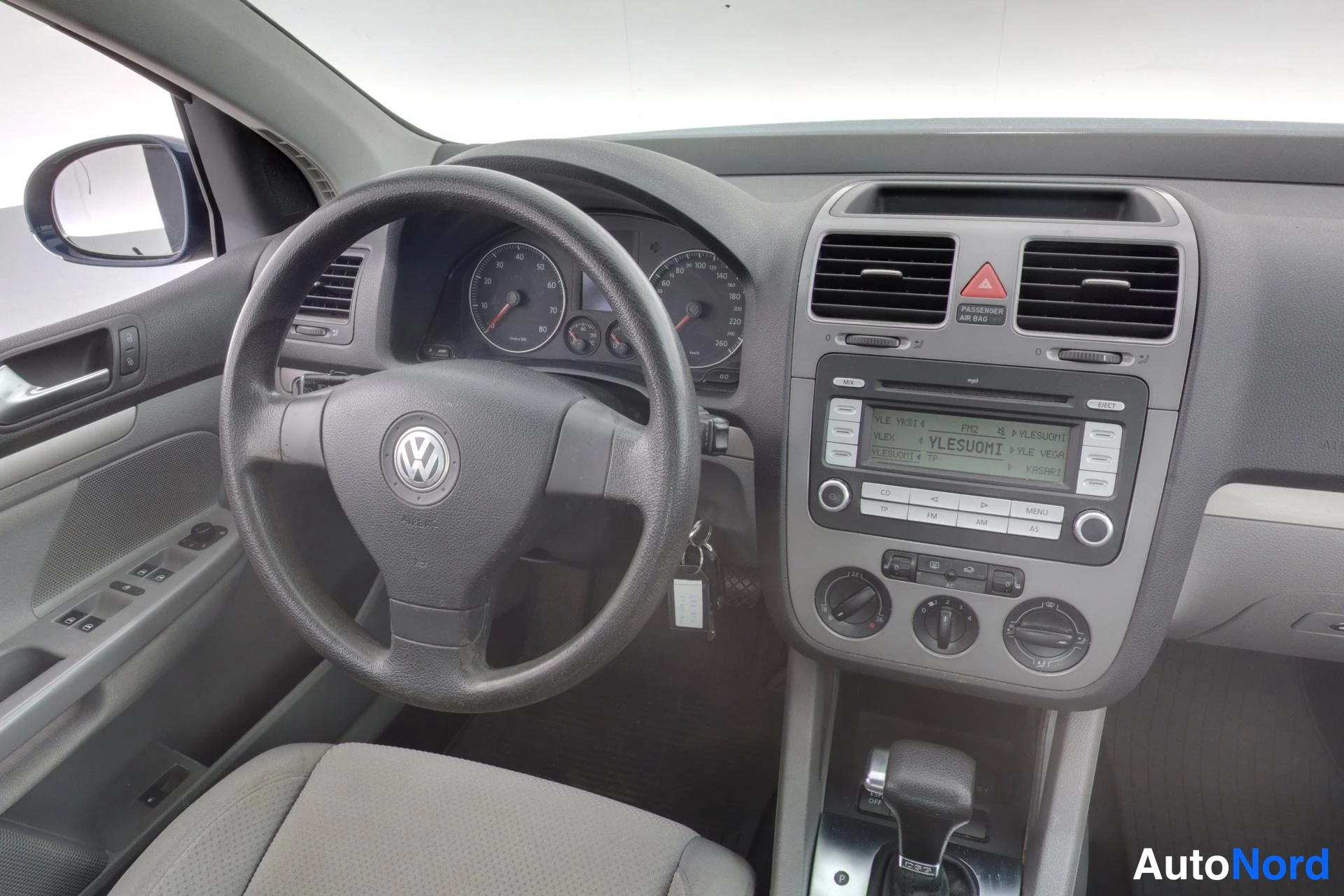 Blå Volkswagen Golf 2009, förarplats, bild 8