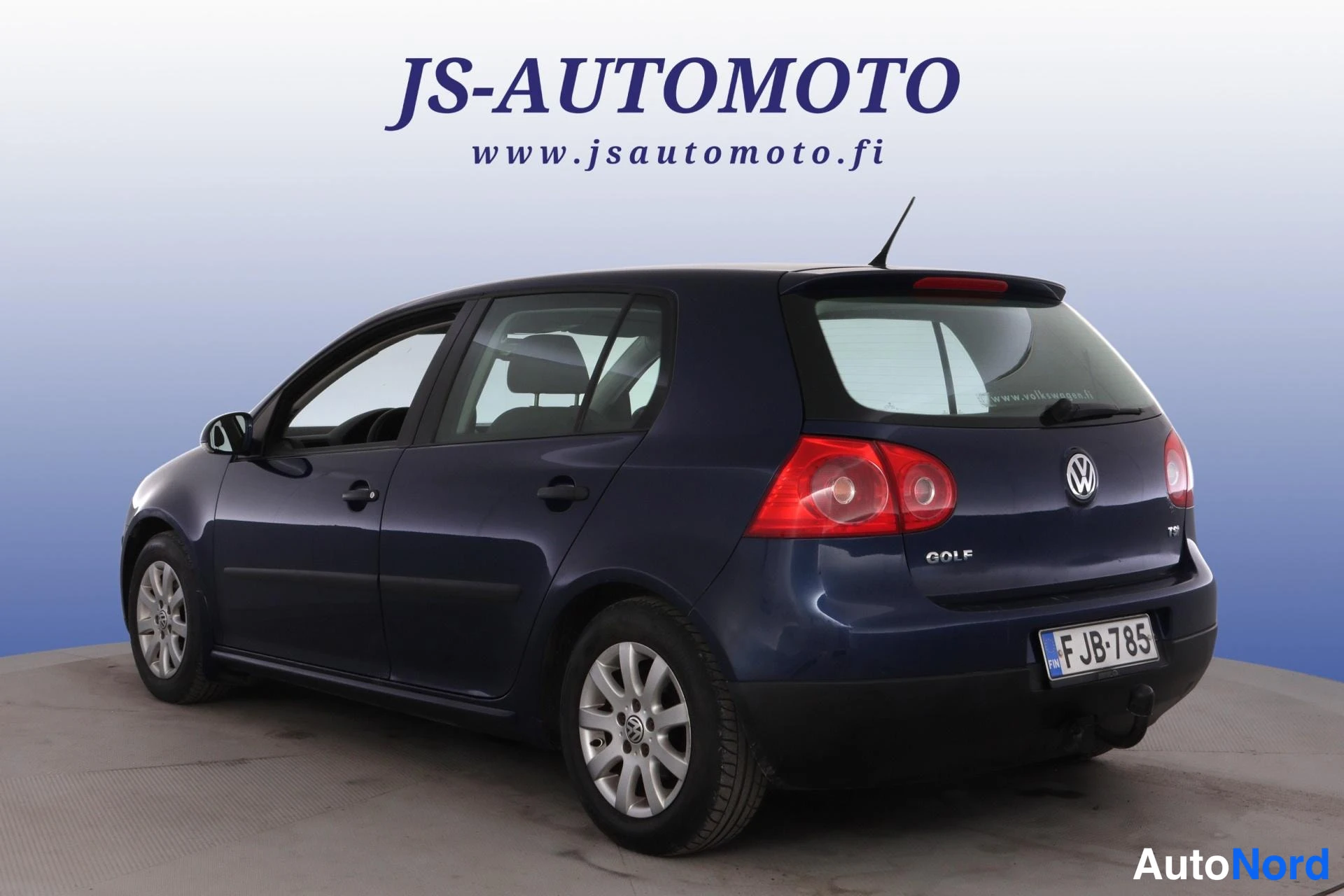 Blå Volkswagen Golf 2009, snett bakifrån, bild 6