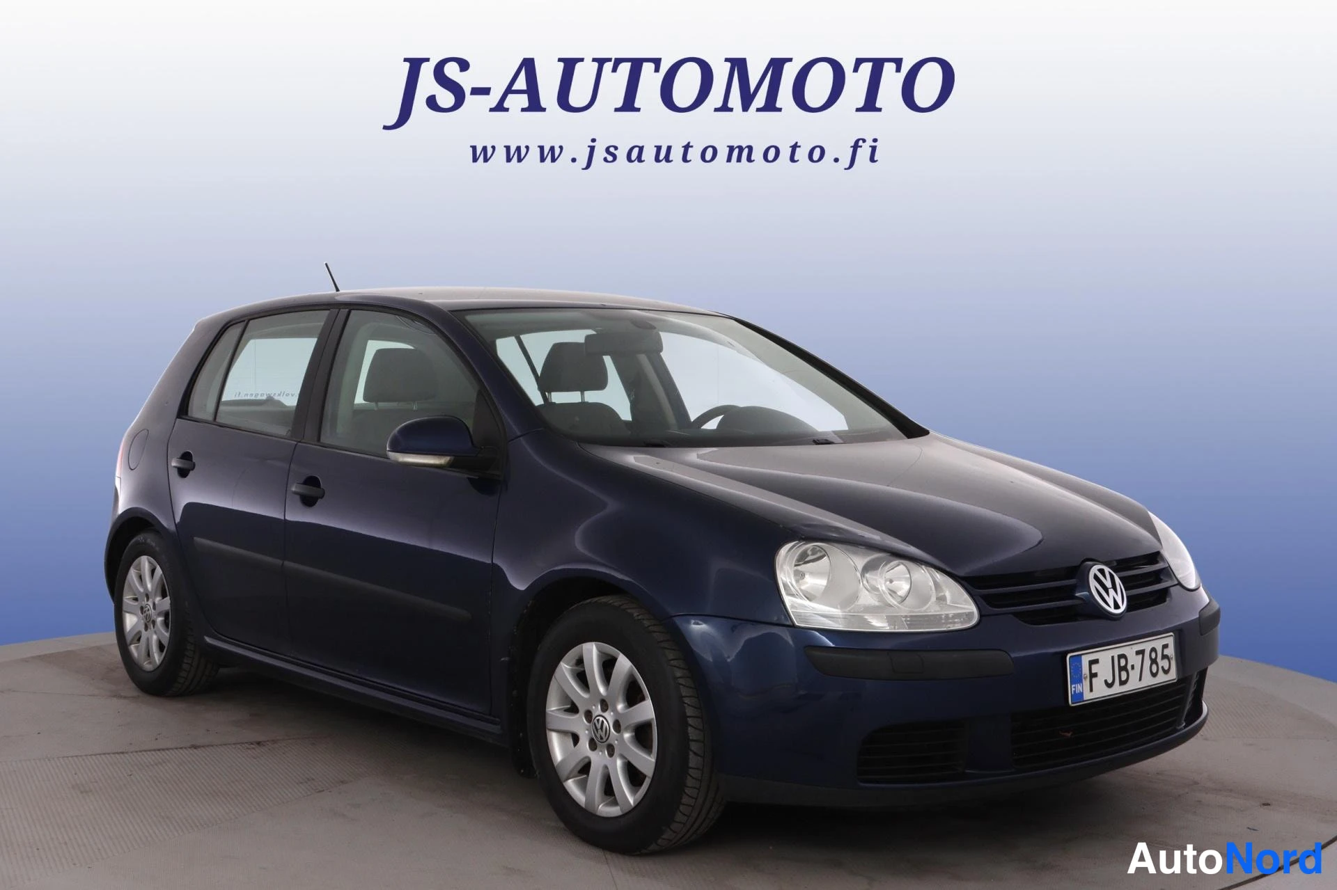 Blå Volkswagen Golf 2009, snett framifrån, fronten åt höger, bild 4