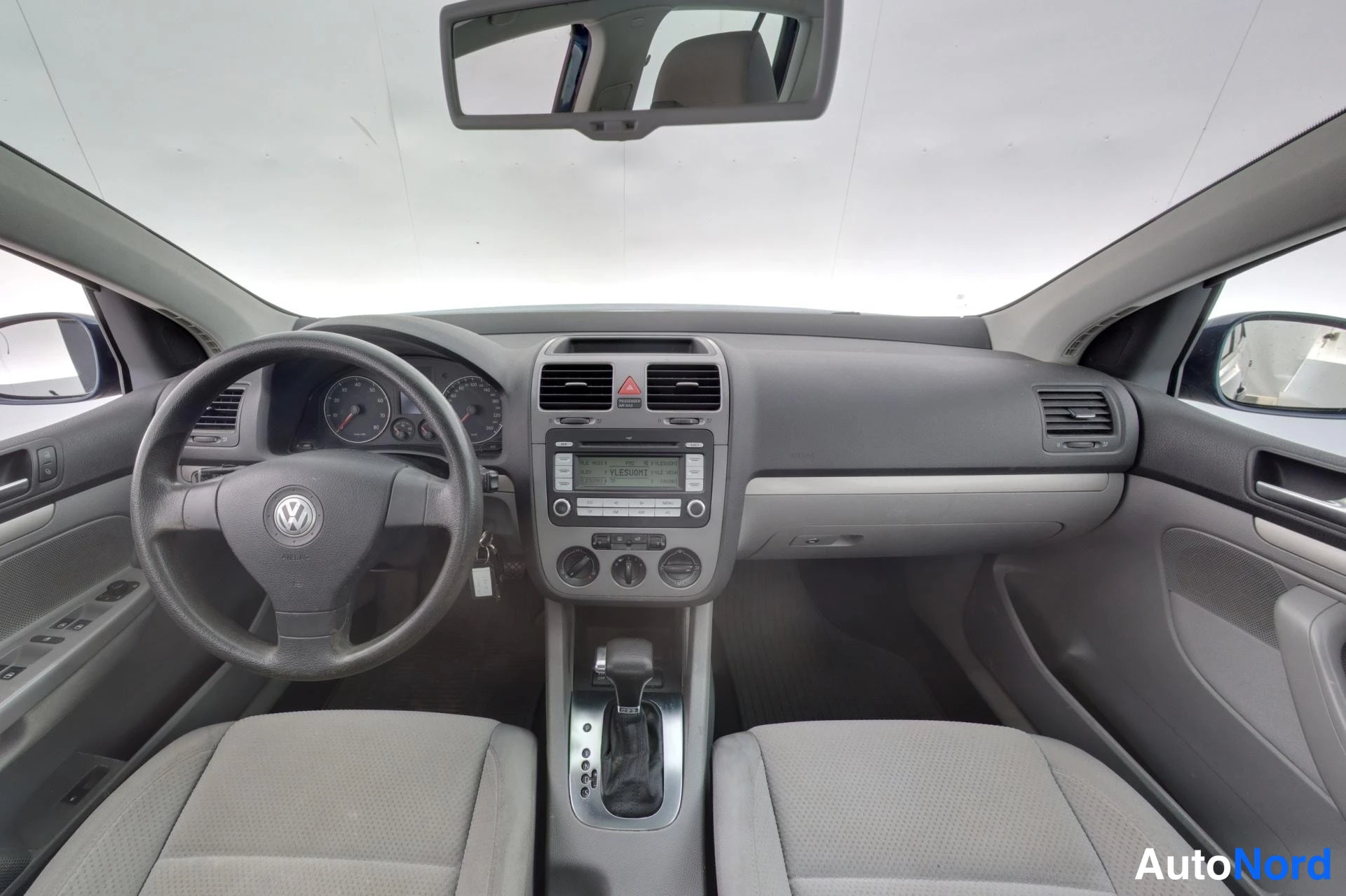 Blå Volkswagen Golf 2009, förarplats, bild 7