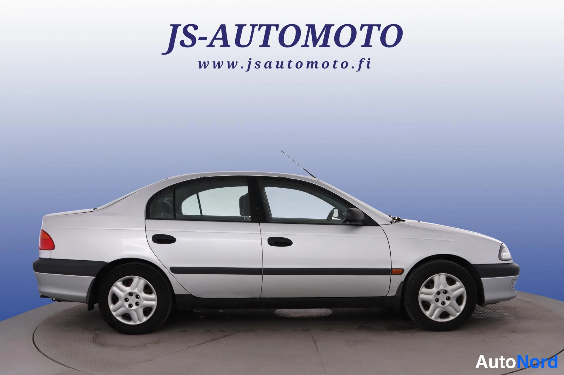 Silver Toyota Avensis 1999, från sidan, bild 4