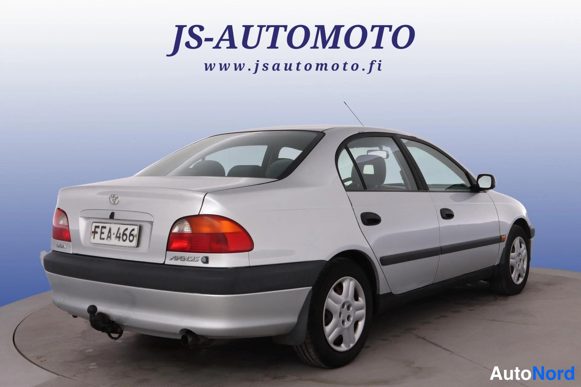 Silver Toyota Avensis 1999, snett bakifrån, bild 5