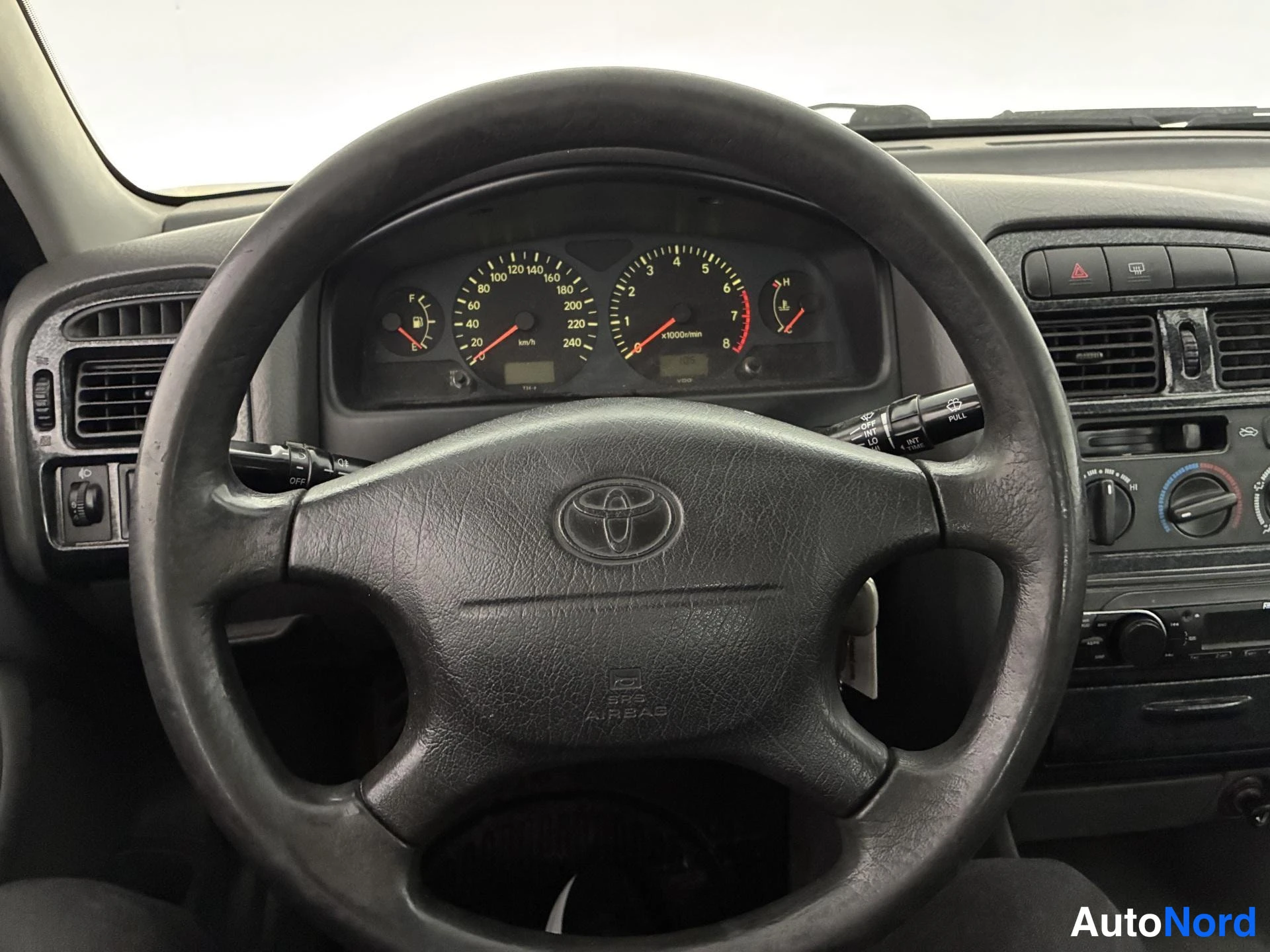 Silver Toyota Avensis 1999, detalj, bild 16