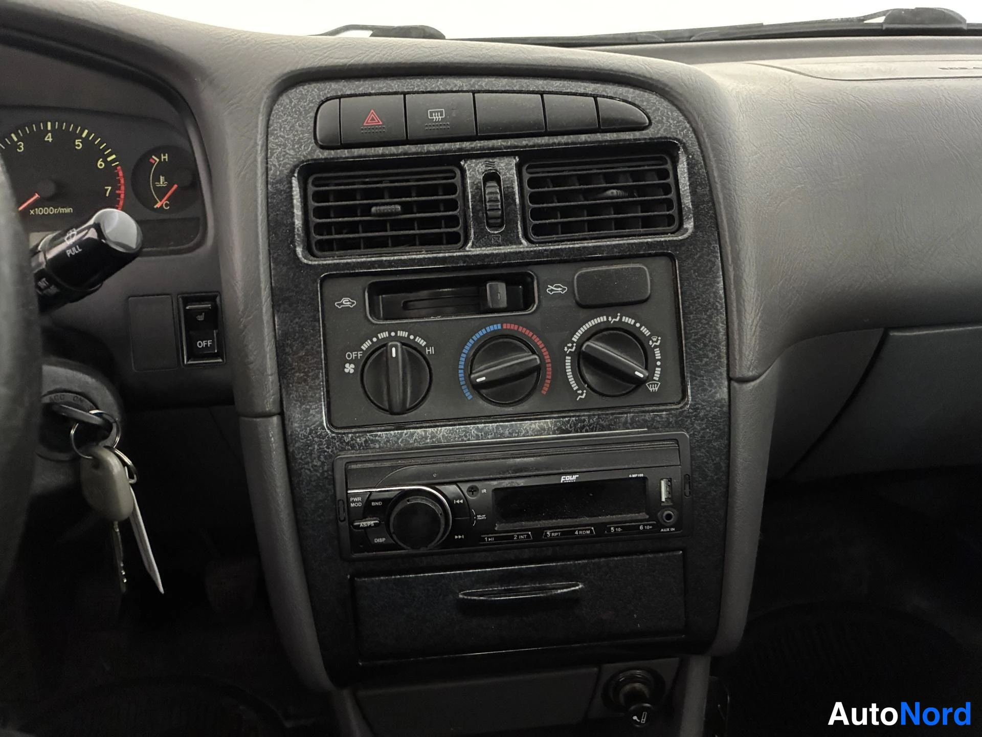 Silver Toyota Avensis 1999, förarplats, bild 11