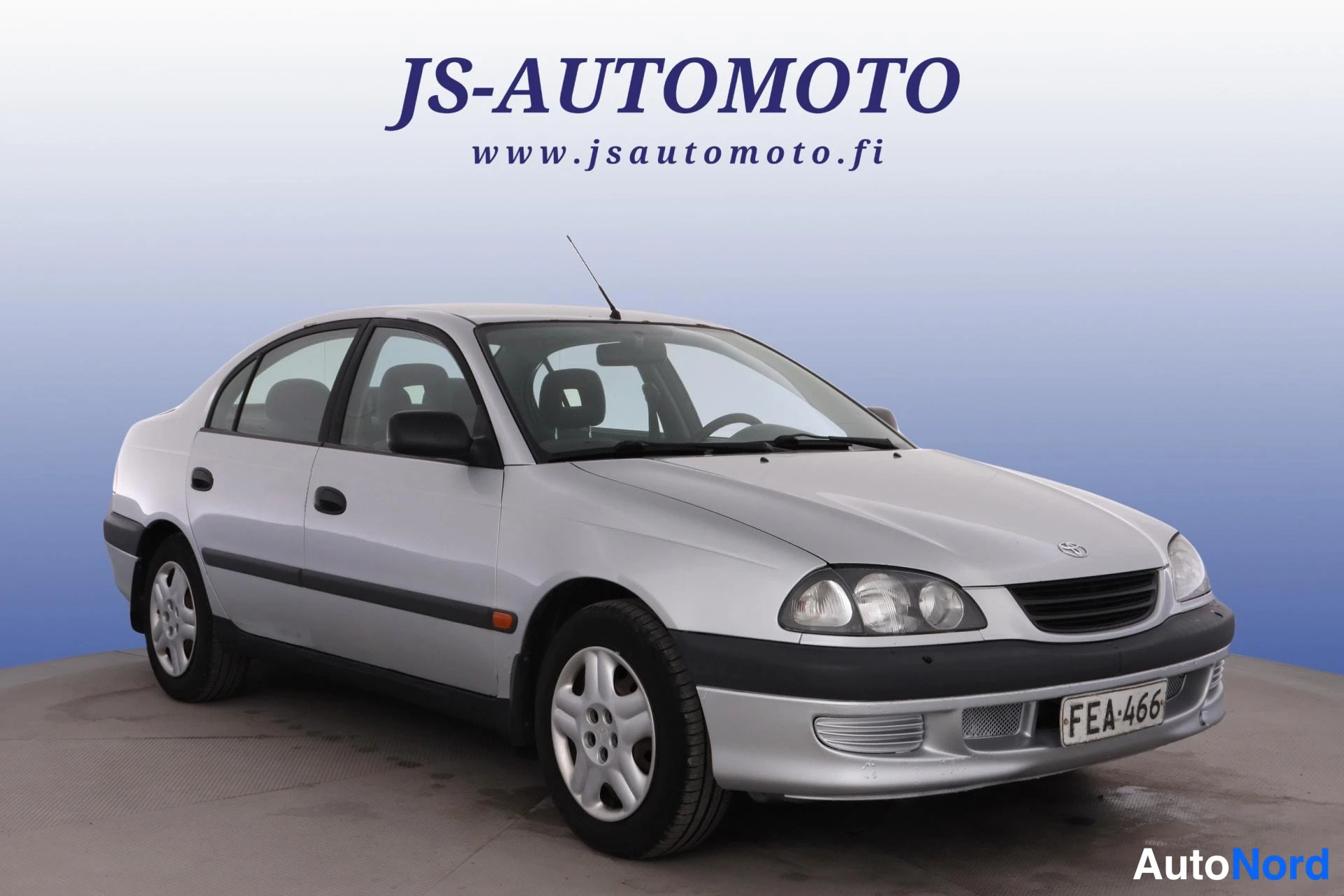 Silver Toyota Avensis 1999, snett framifrån, fronten åt höger, bild 3