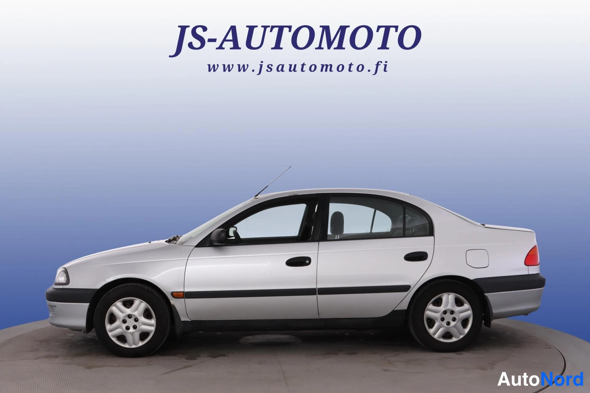 Silver Toyota Avensis 1999, snett framifrån, fronten åt vänster, bild 2
