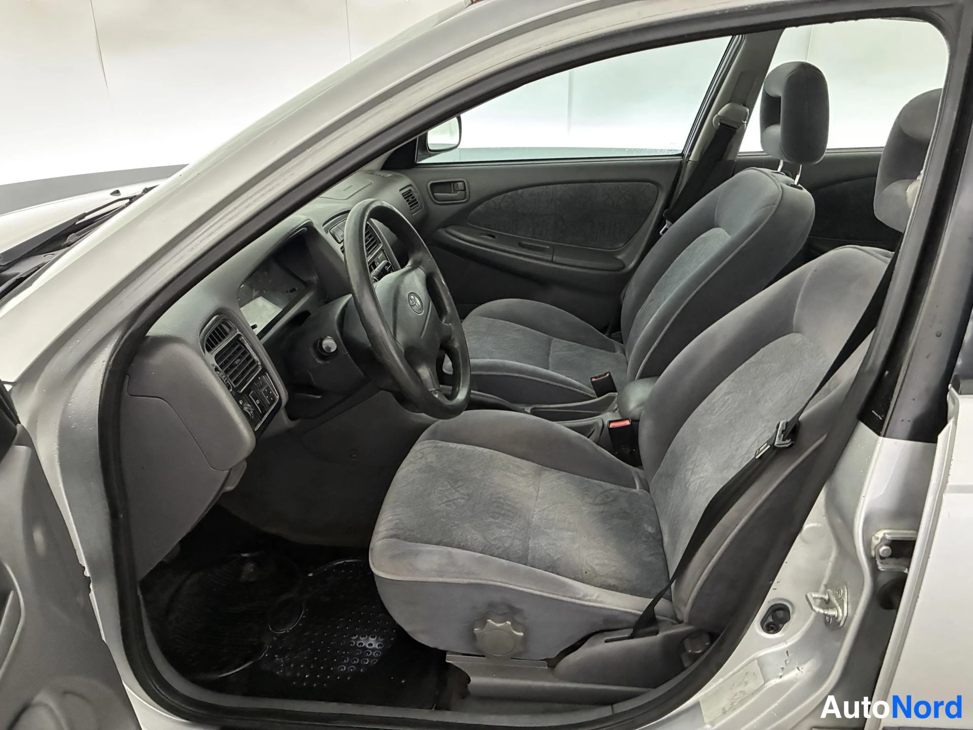 Silver Toyota Avensis 1999, förarplats, bild 7