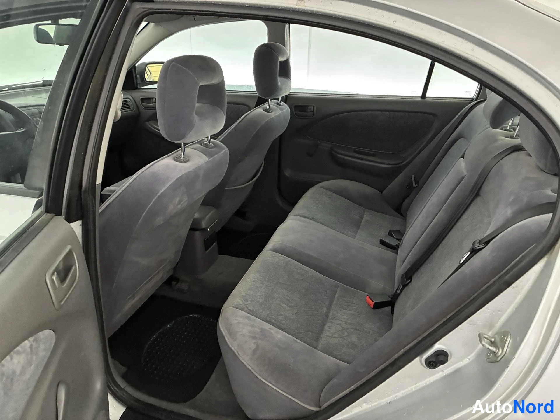 Silver Toyota Avensis 1999, baksäten, bild 13
