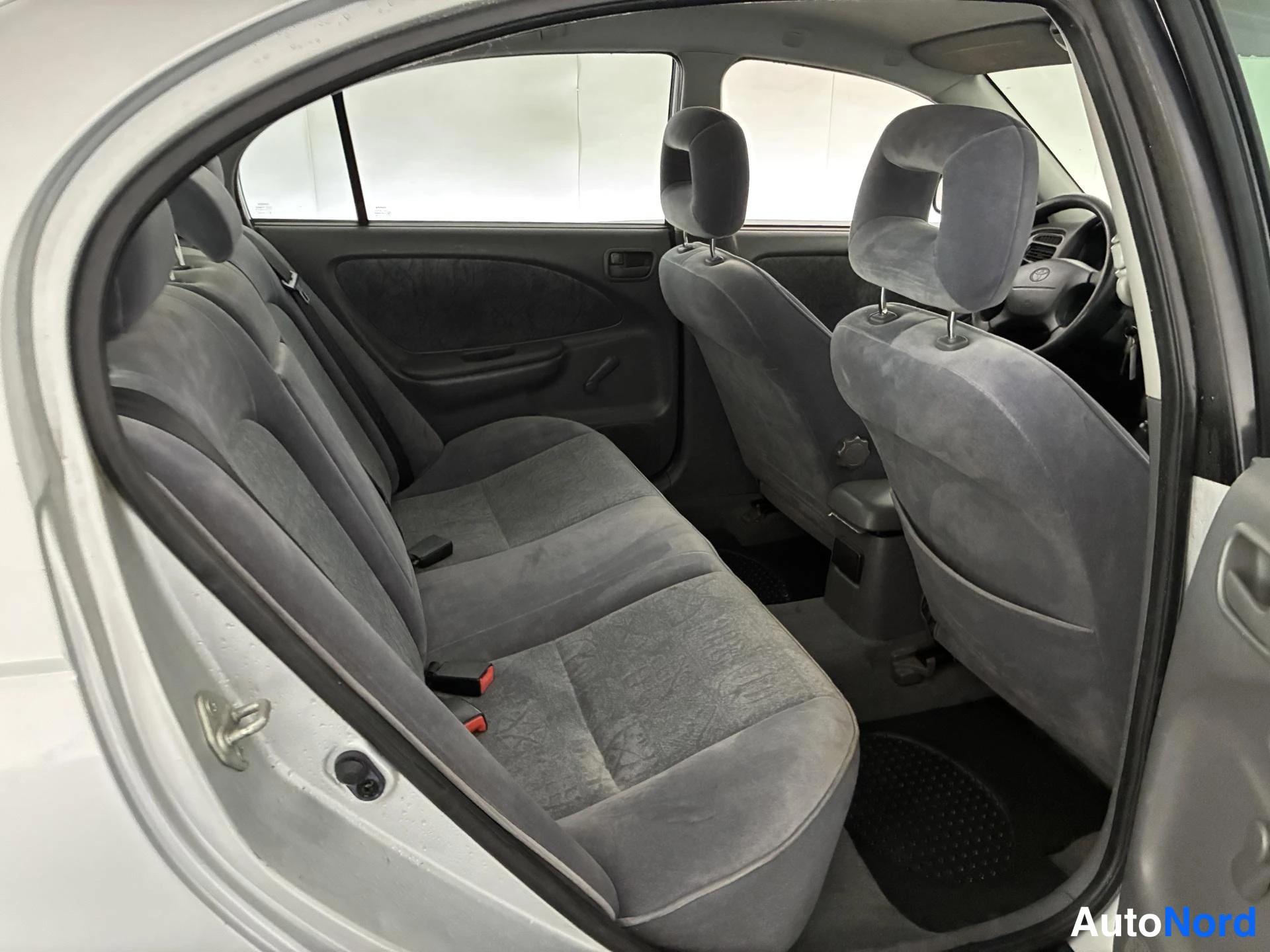 Silver Toyota Avensis 1999, baksäten, bild 14